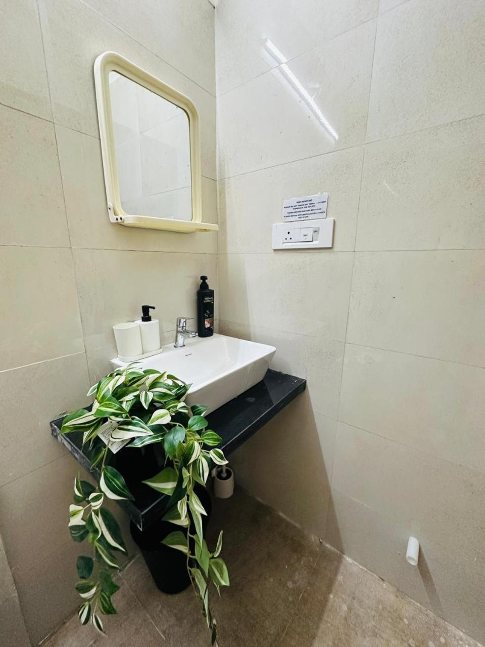 1br Service Aprt In Malad *