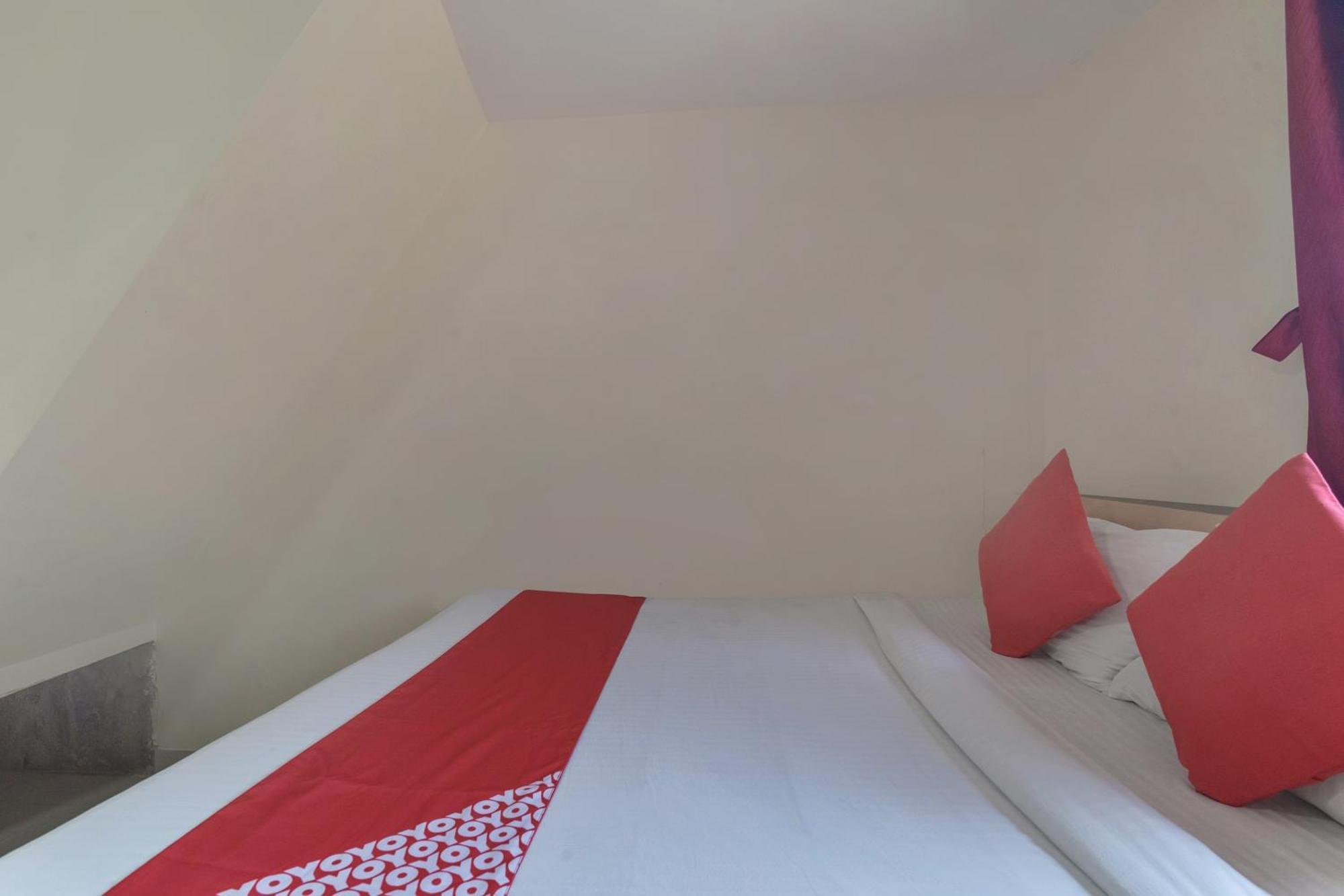 Hotel O Ak Palace Near Chhatrapati Shivaji International Airport 3*