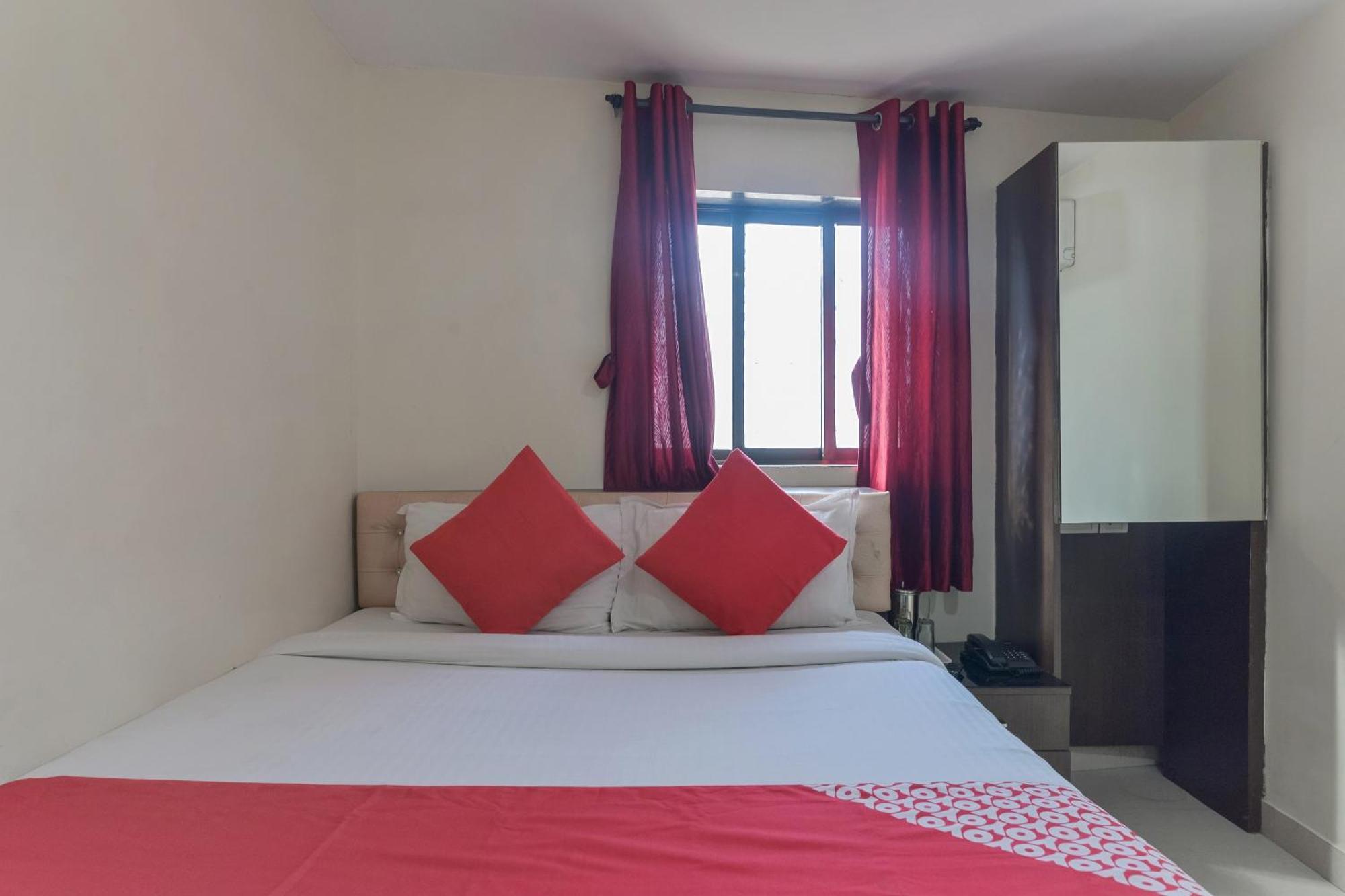 O Ak Palace Near Chhatrapati Shivaji International Airport 3*