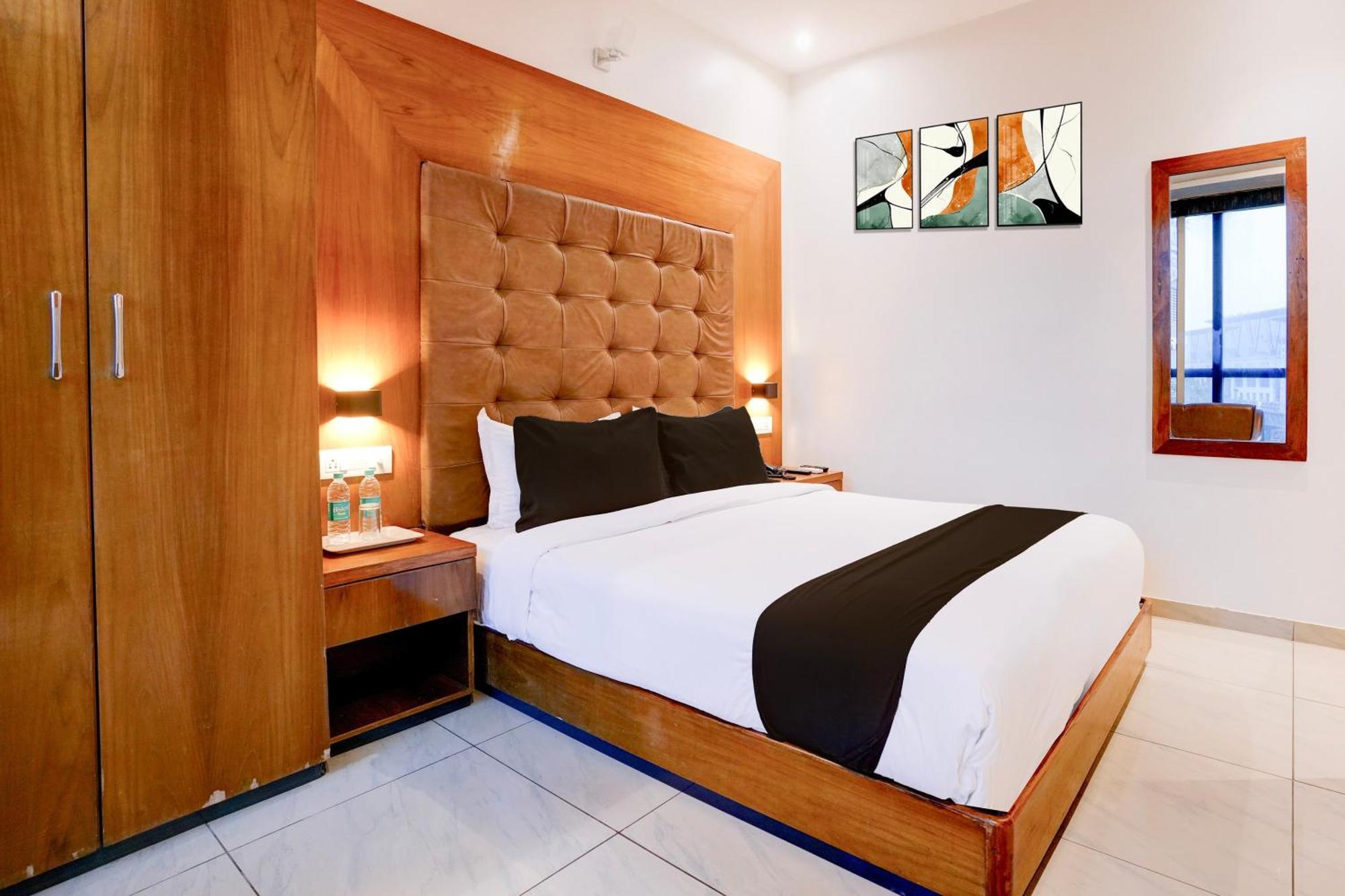 Super Townhouse Oak Times Square Le Western Mumbai