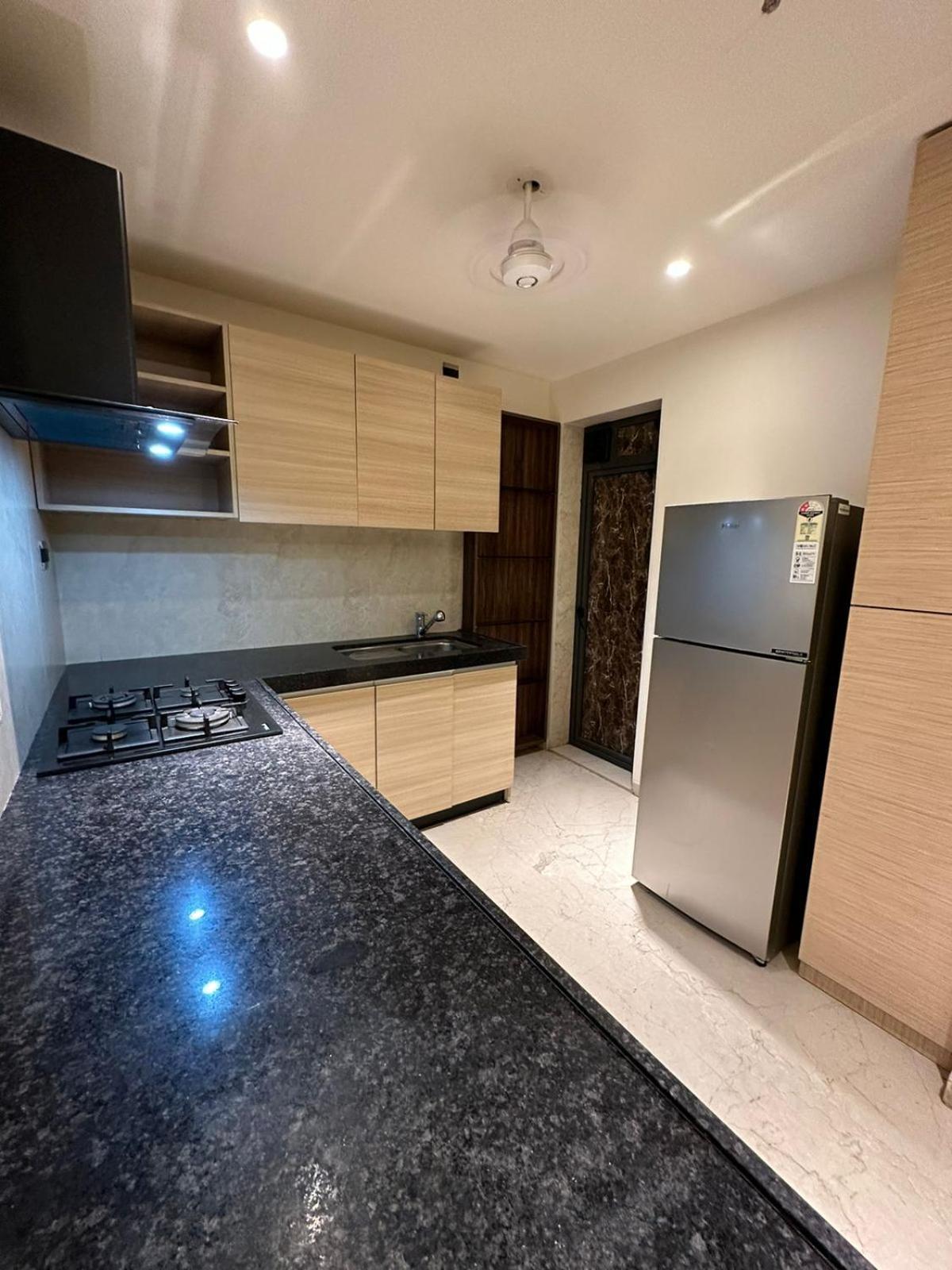 1br Service In Bkc Bombaim