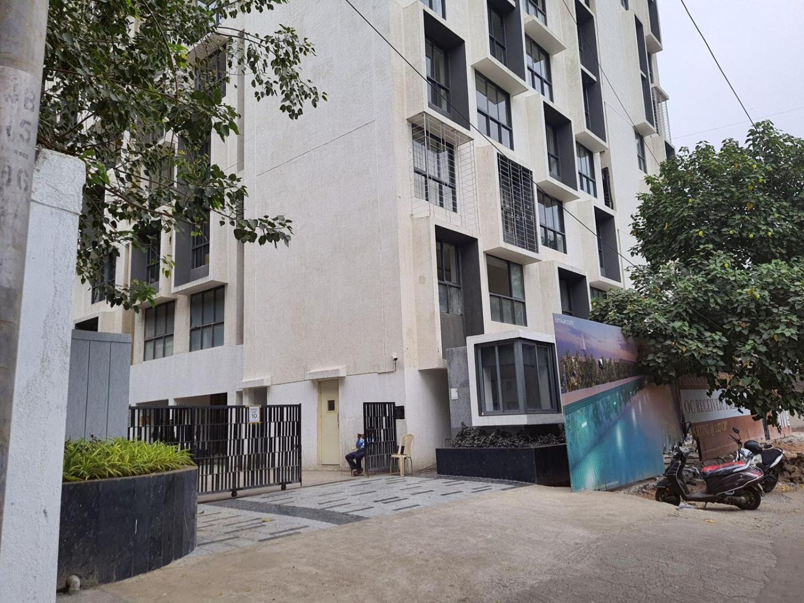 1br Service In Bkc Apartment *