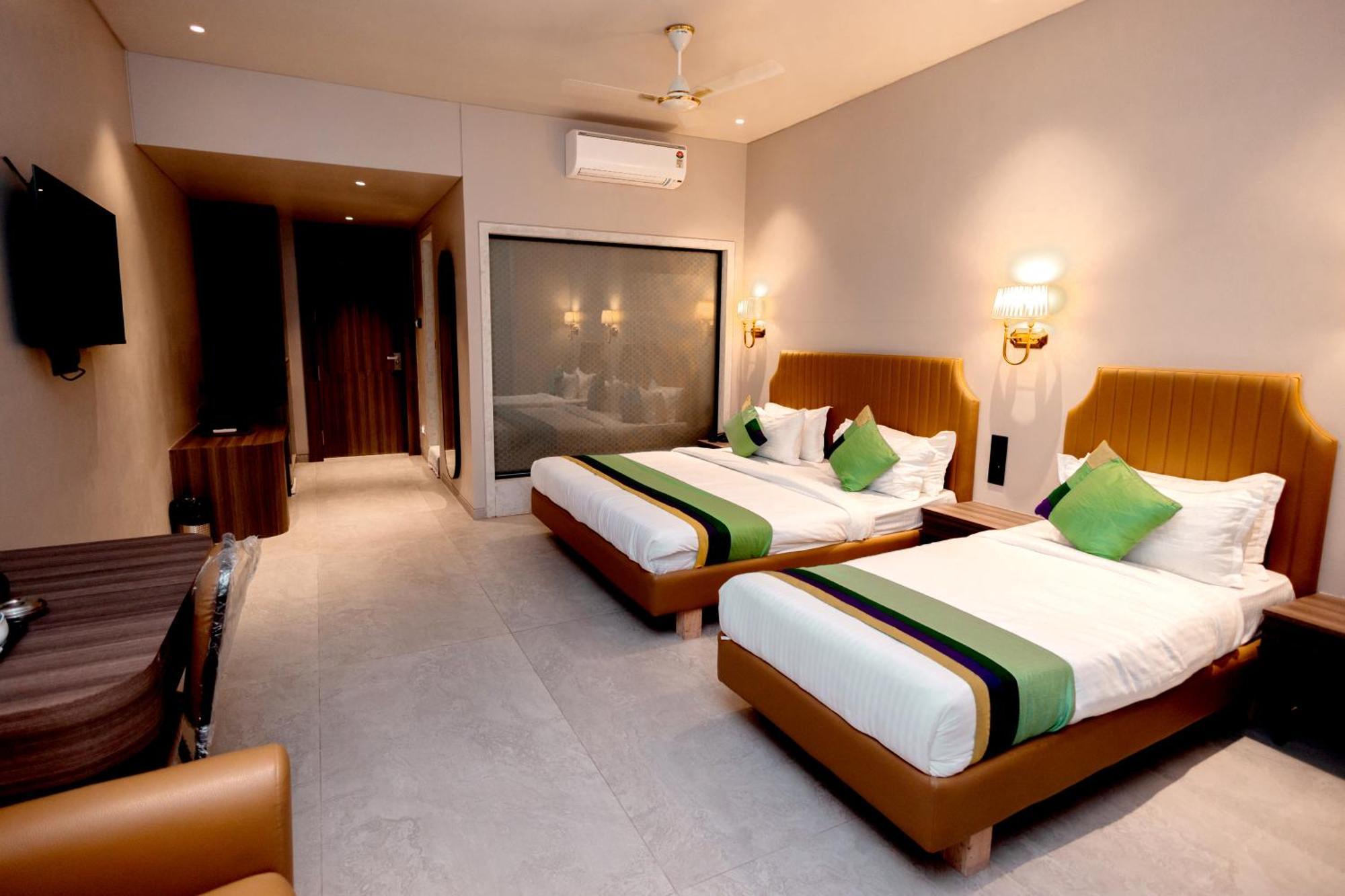 Hotel Golden Tulipz Mumbai