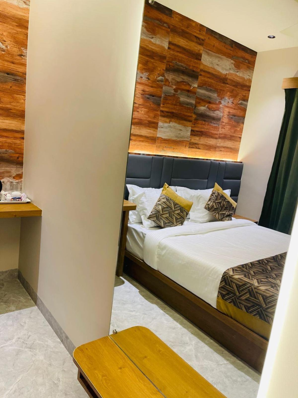 Hotel Double Crown Airport T2