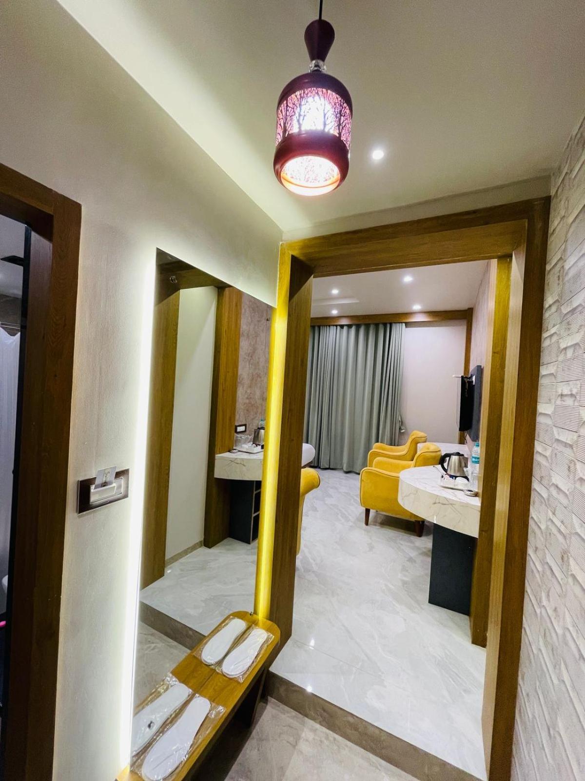 Double Crown Airport T2 Hotel