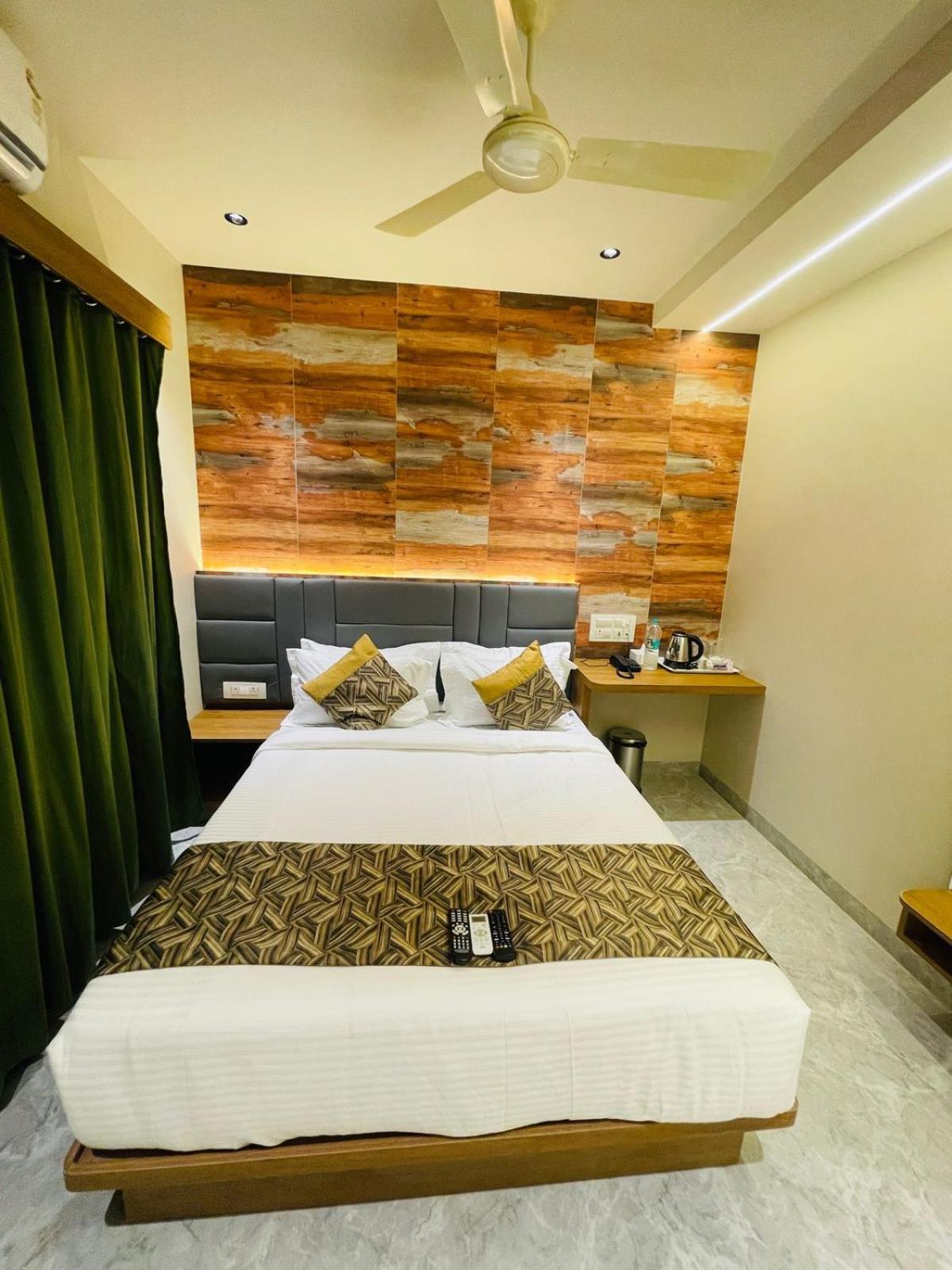 Hotel Double Crown Airport T2 Mumbai