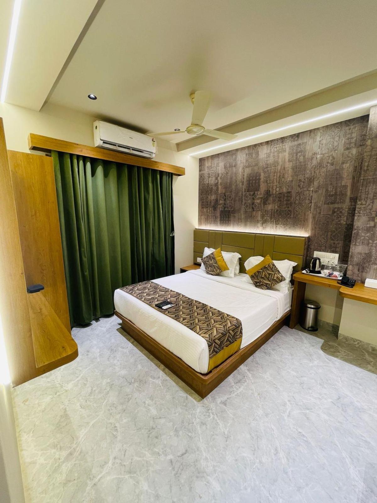 Double Crown Airport T2 Hotel 2*