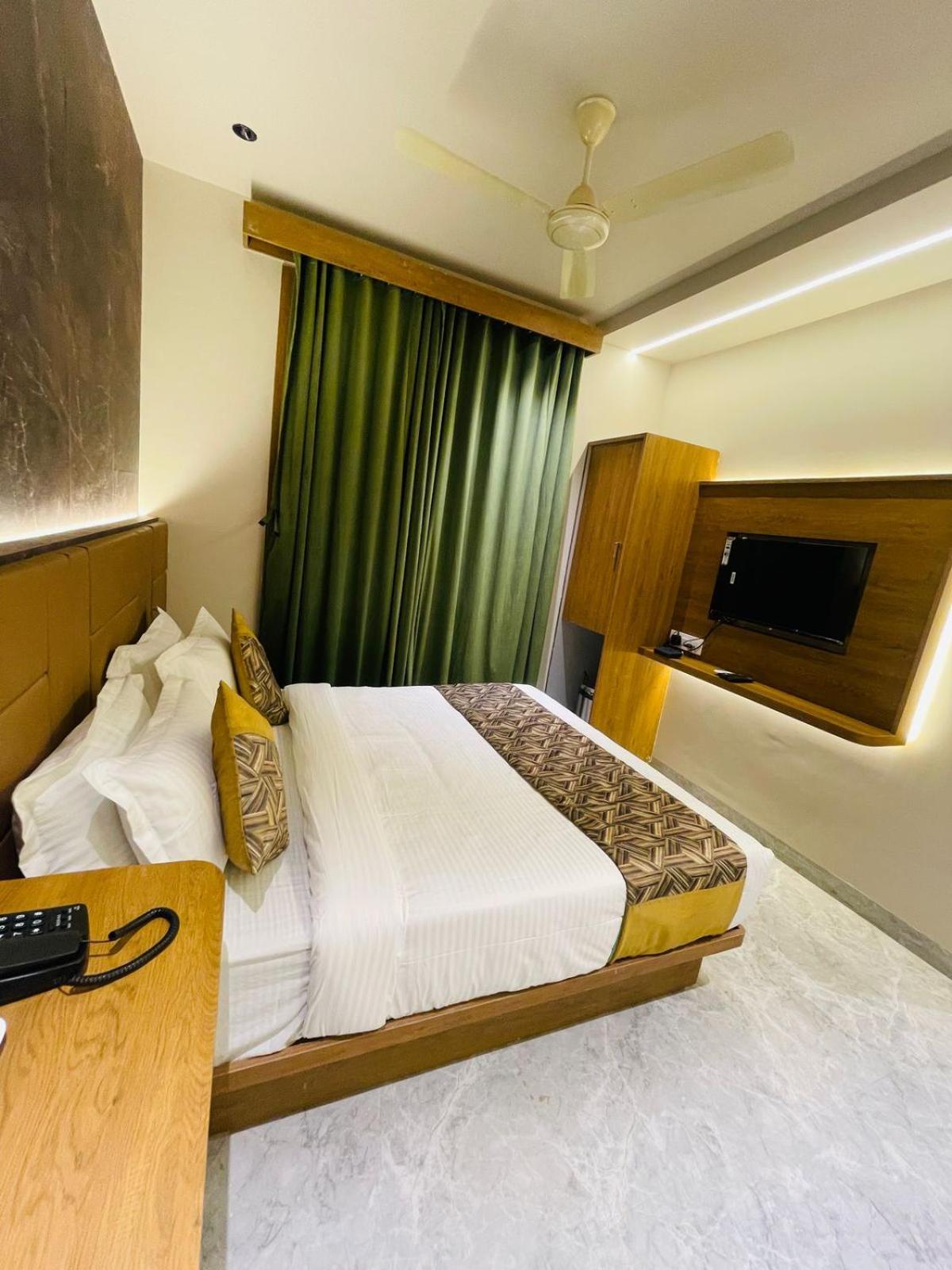 Hotel Double Crown Airport T2 Mumbai