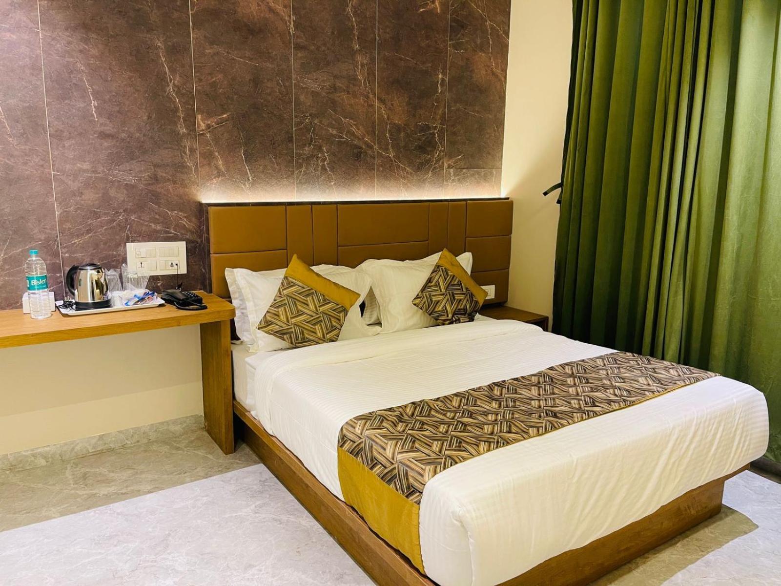 Hotel Double Crown Airport T2 Mumbai