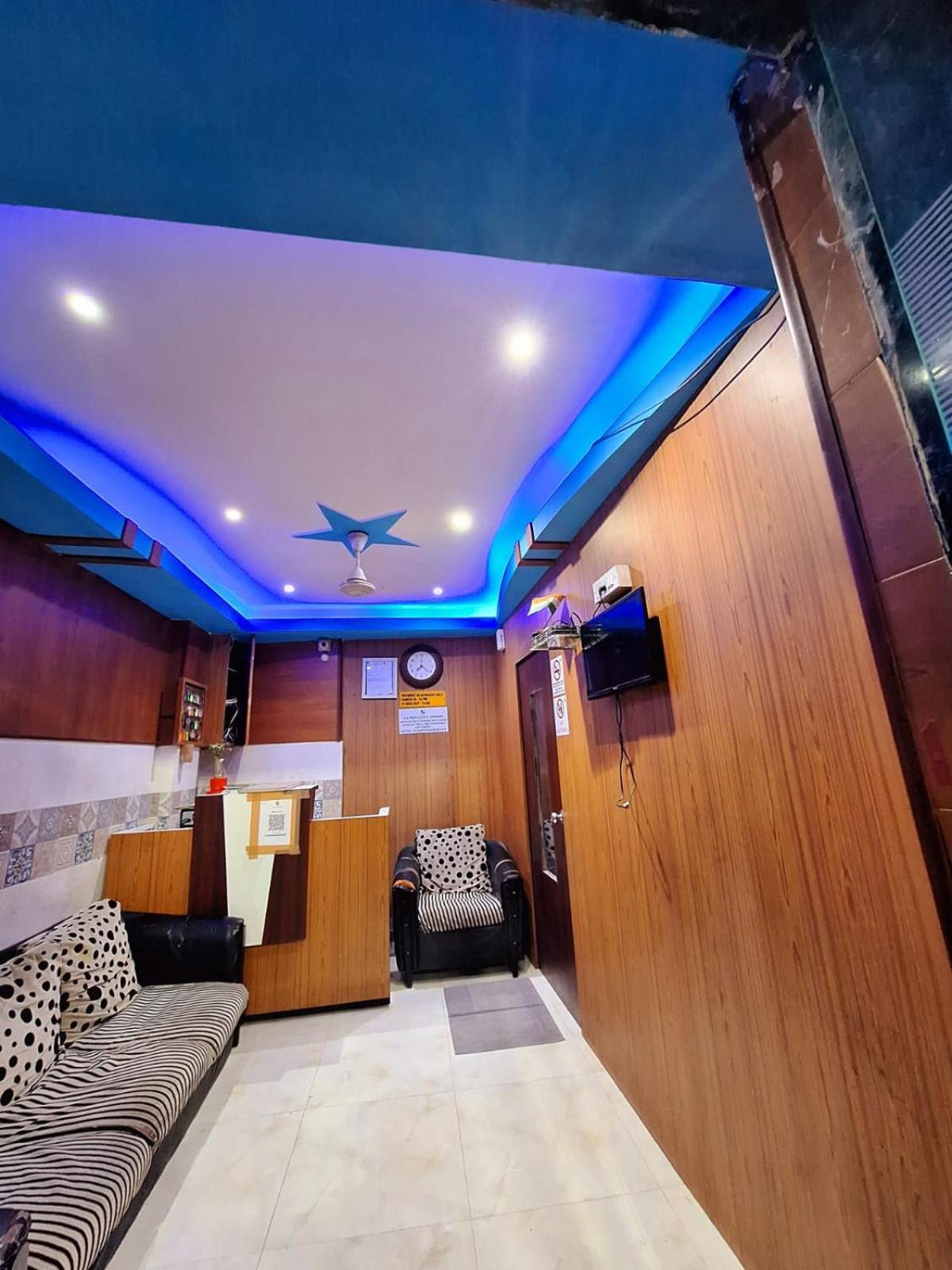 Neon Nest Suits Asalpha Metro Hostel