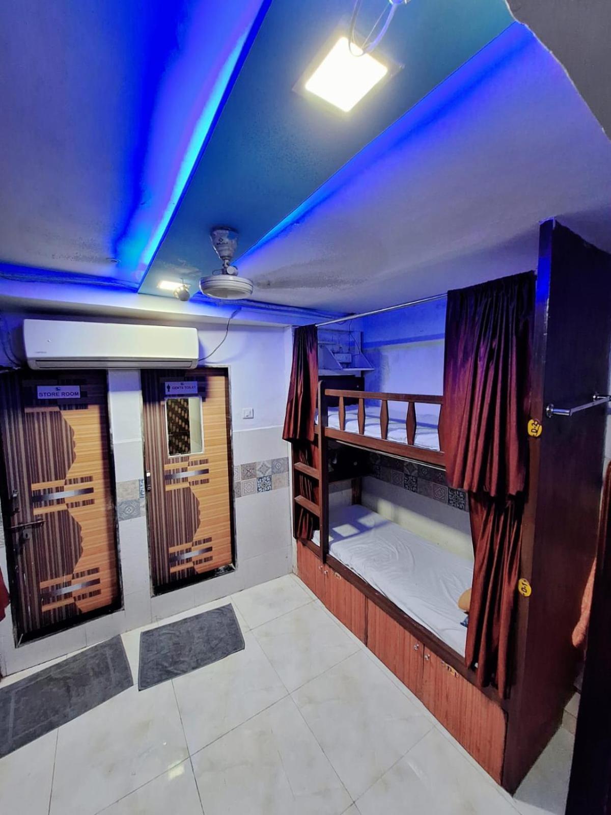 Neon Nest Suits Asalpha Metro Hostel *