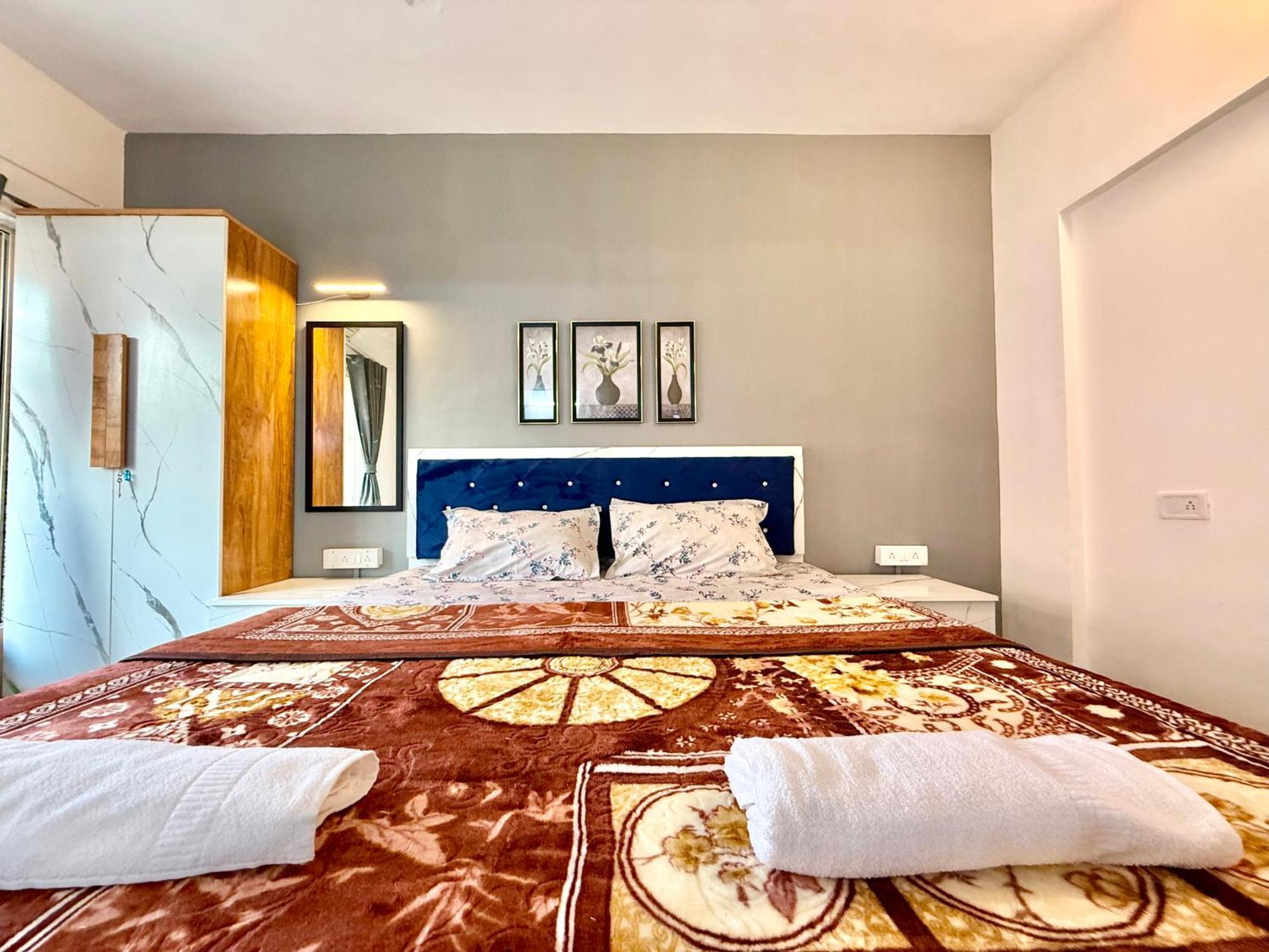 Lovely 3bhk Serviced Near Iskcon Temple, Juhu