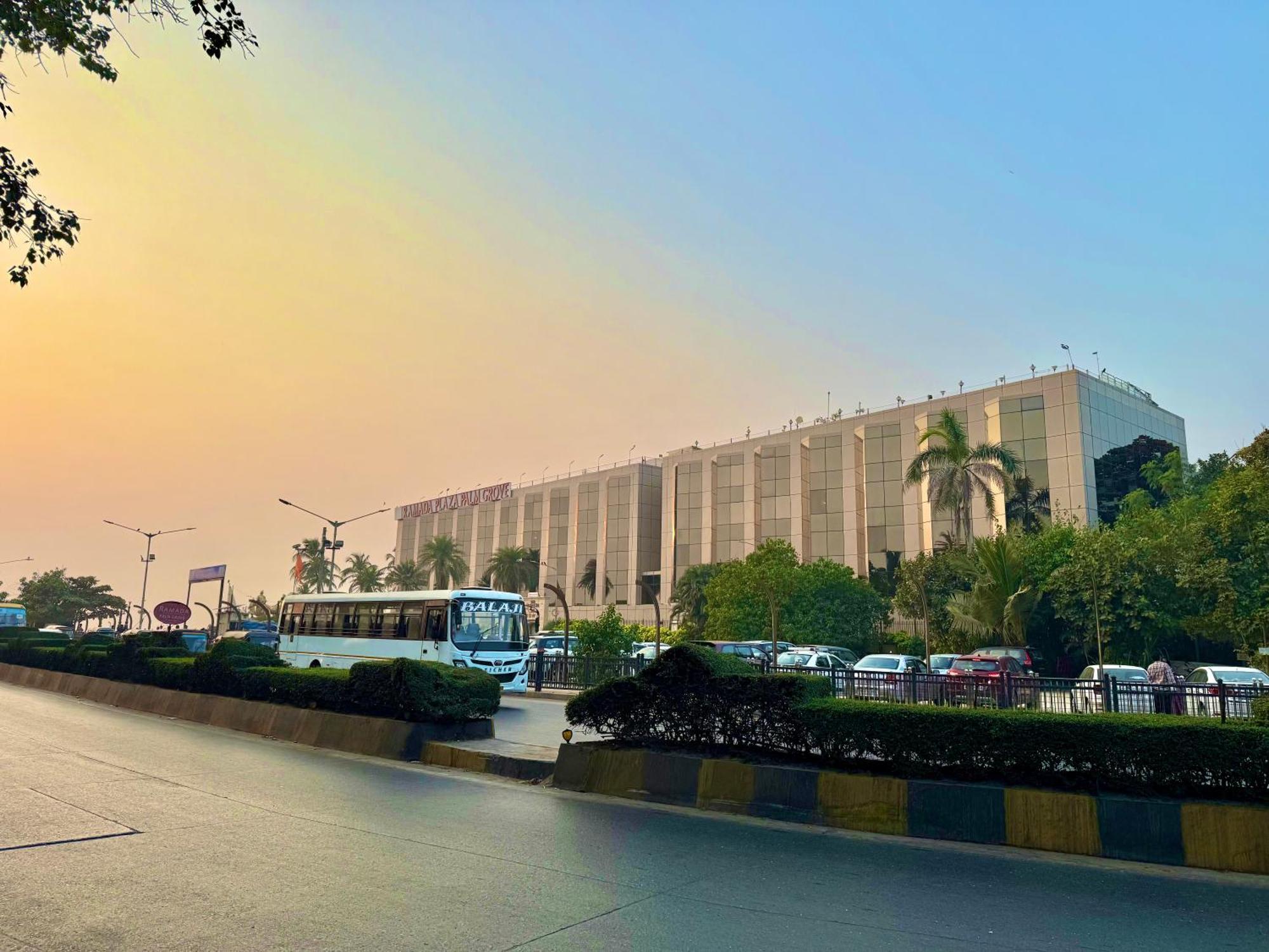 Apartment Lovely 3bhk Serviced Near Iskcon Temple, Juhu