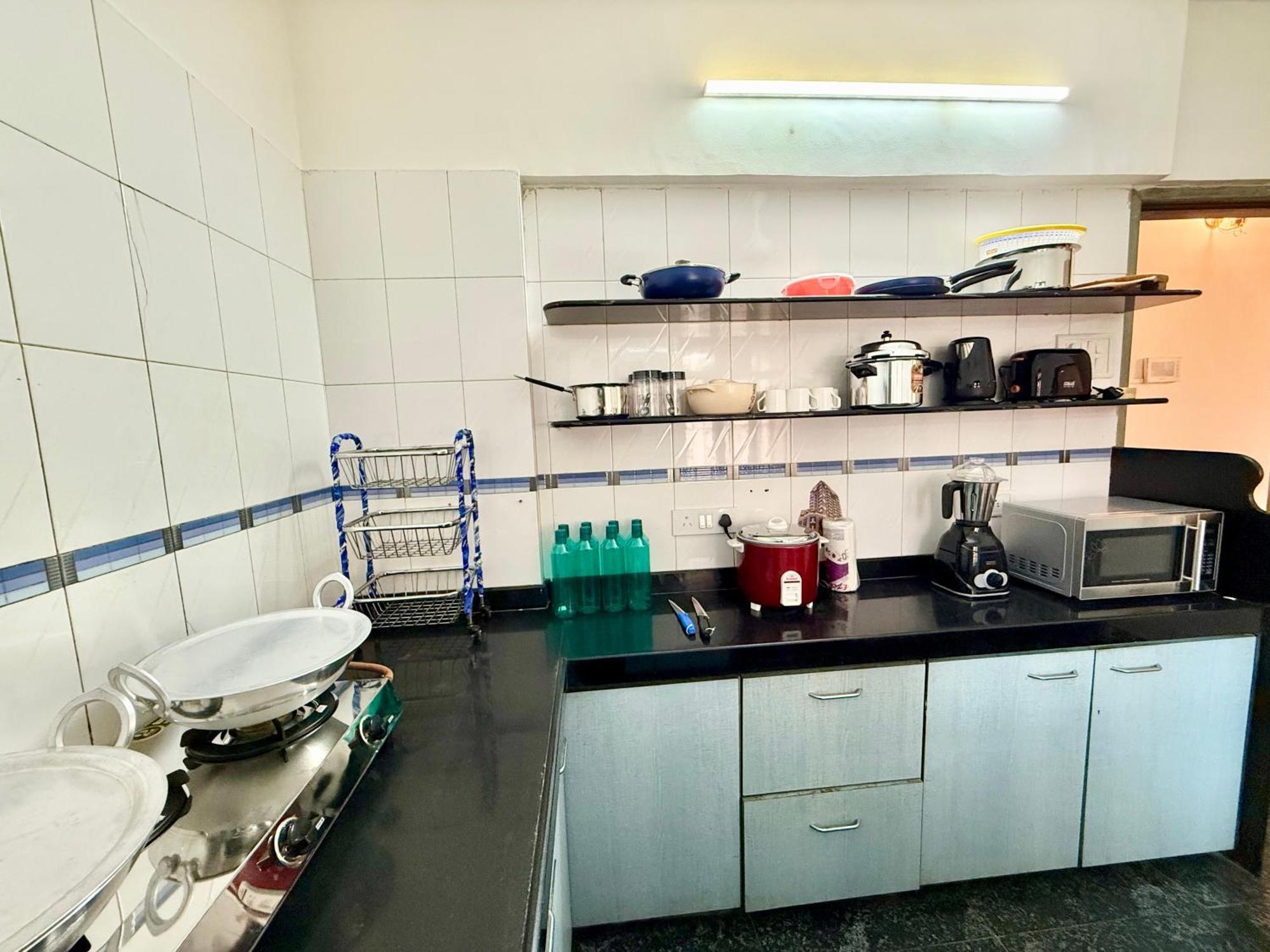 Lovely 3bhk Serviced Near Iskcon Temple, Juhu Apartment Mumbai