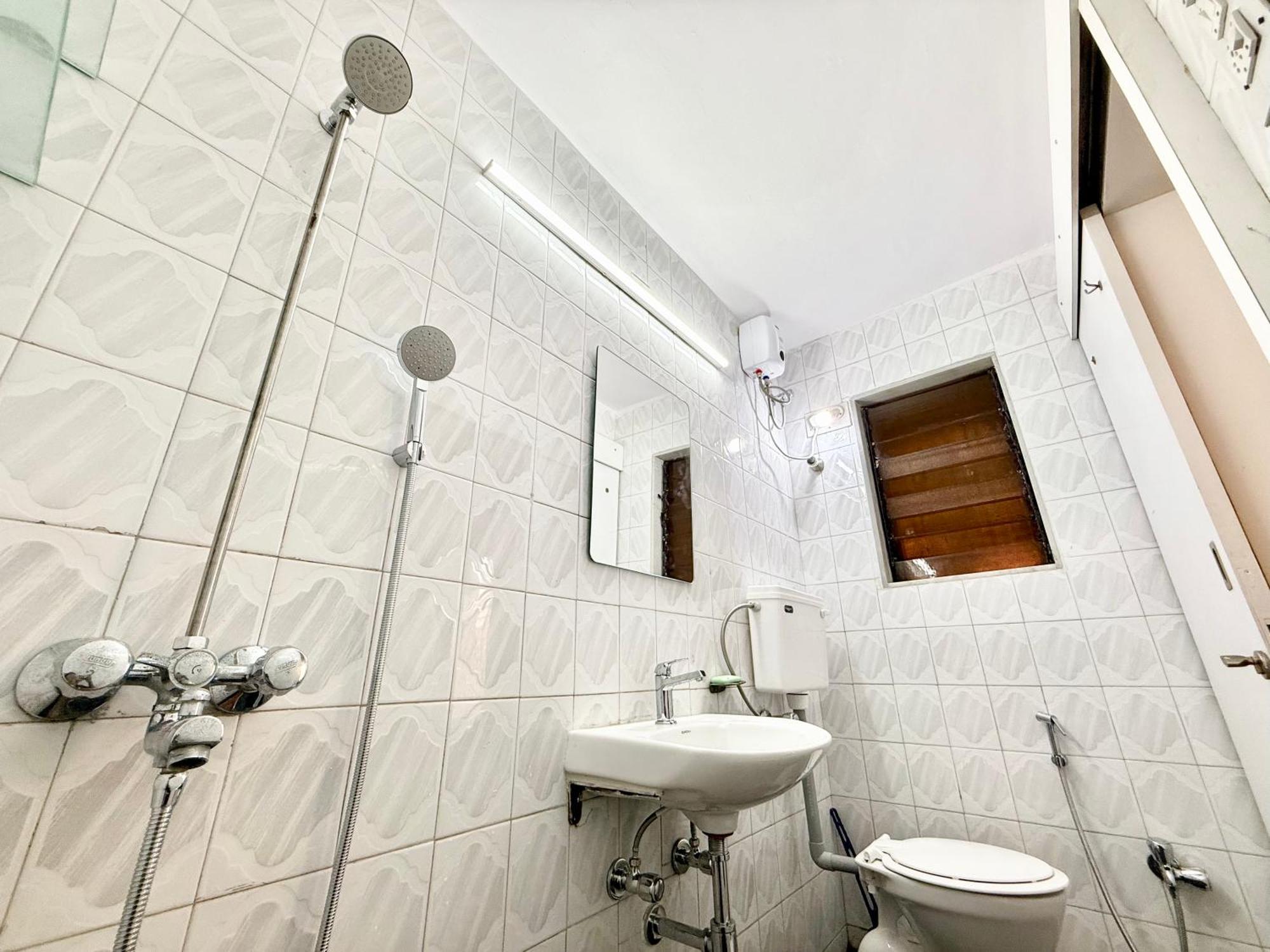 Apartment Lovely 3bhk Serviced Near Iskcon Temple, Juhu Mumbai