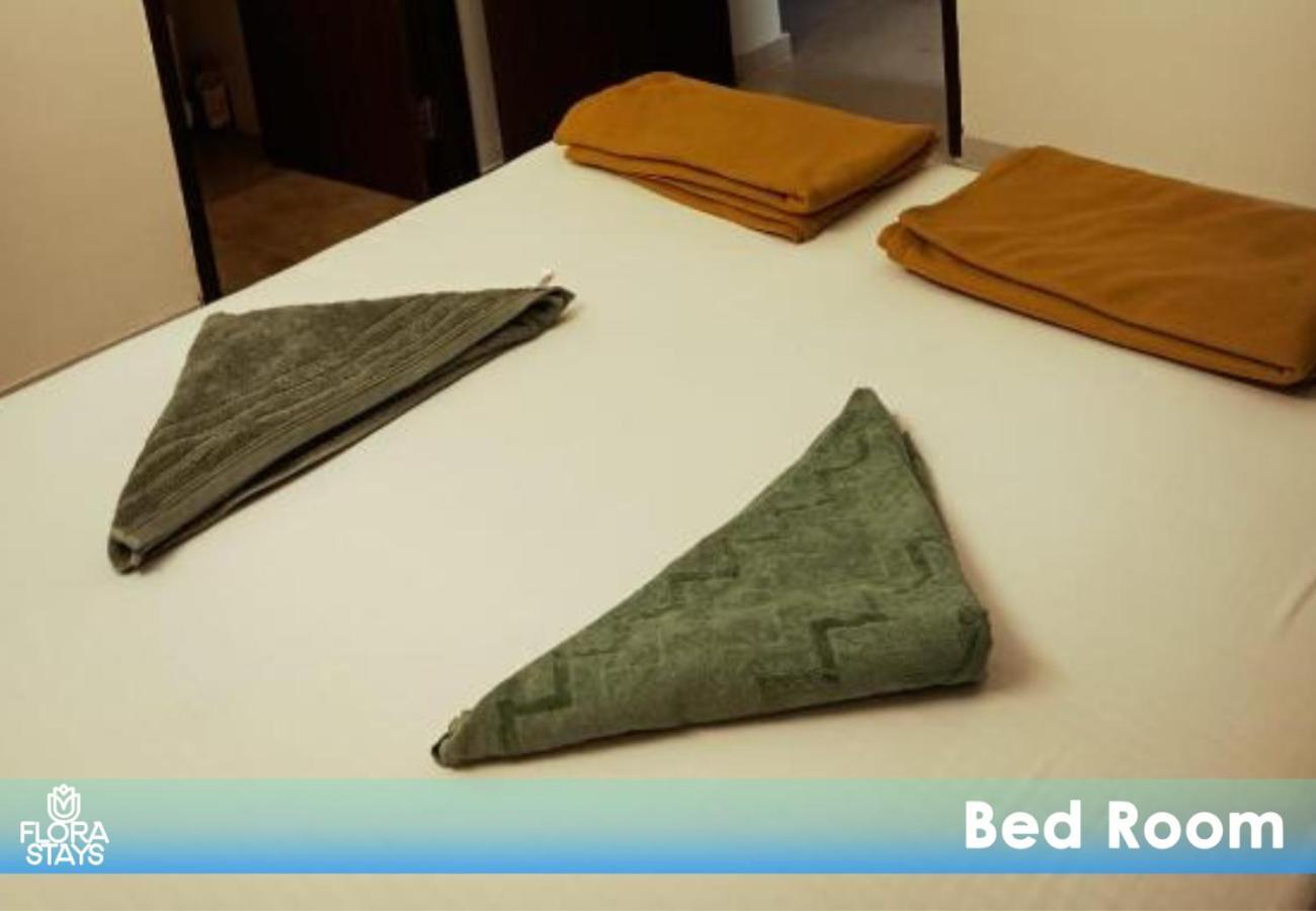 1br Service Aprt In Malad Apartamento Bombaim