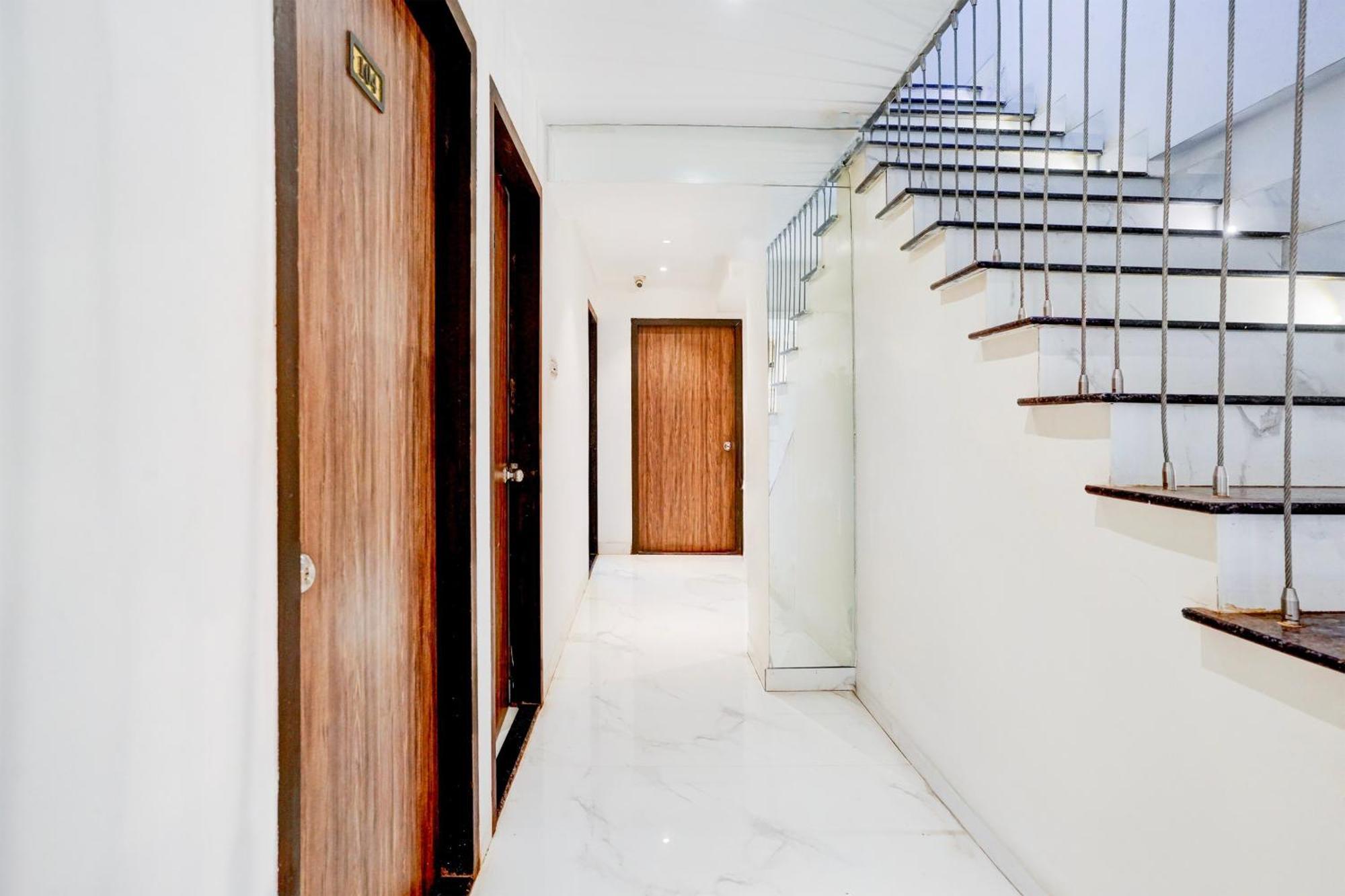 Super Collection O Lokhandwala Andheri West Formerly White Star Hotel