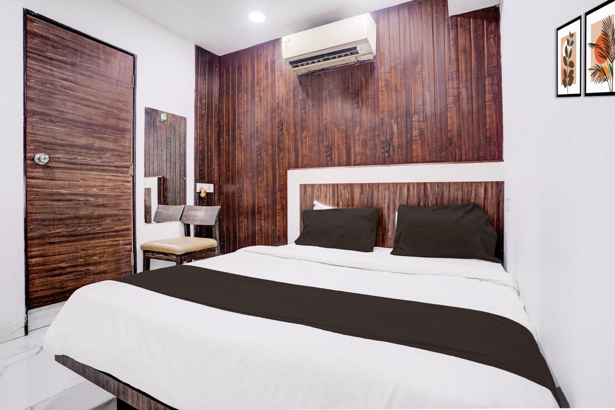 Super Collection O Lokhandwala Andheri West Formerly White Star Hotel