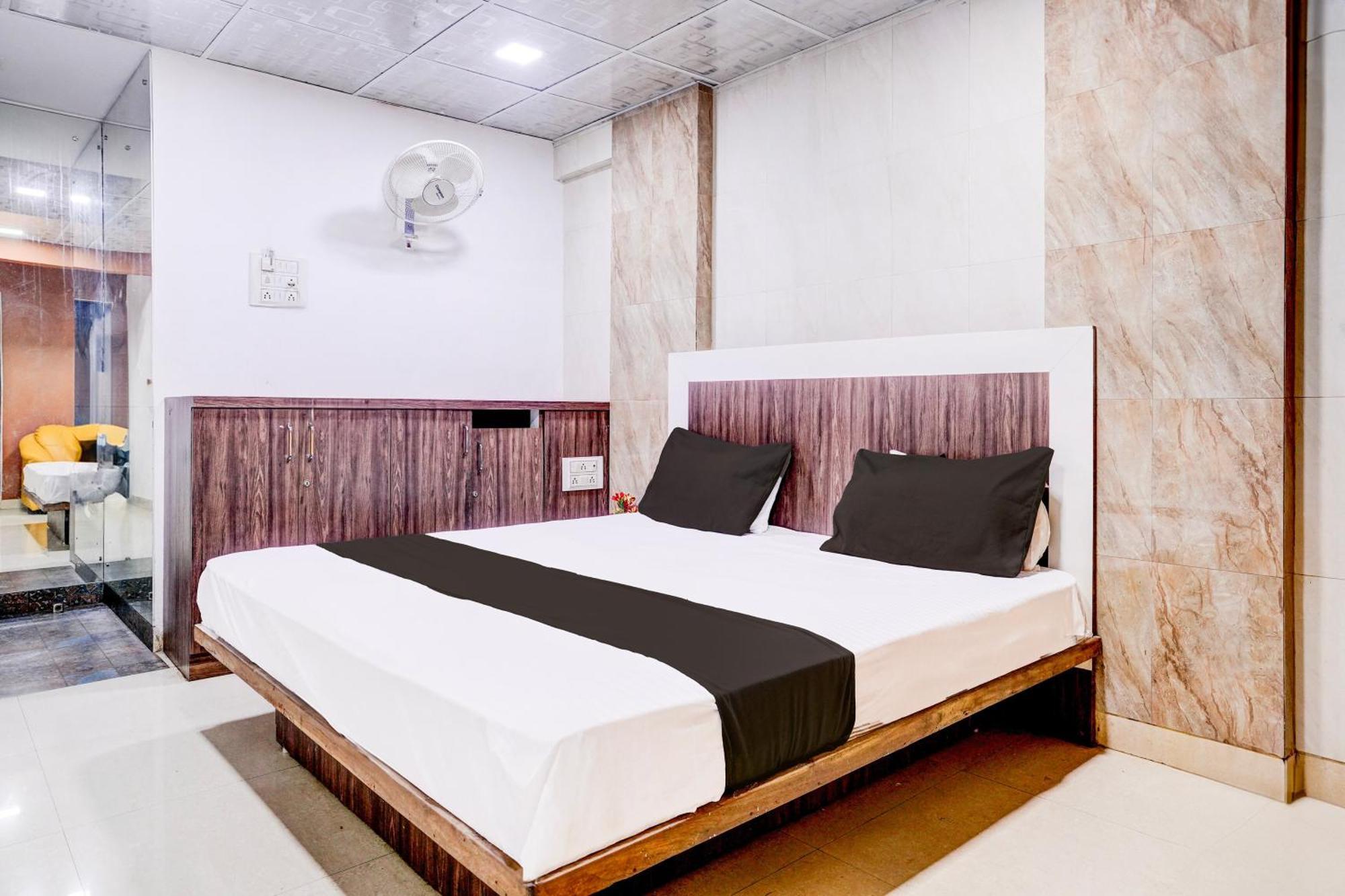 Hotel Super Collection O Lokhandwala Andheri West Formerly White Star