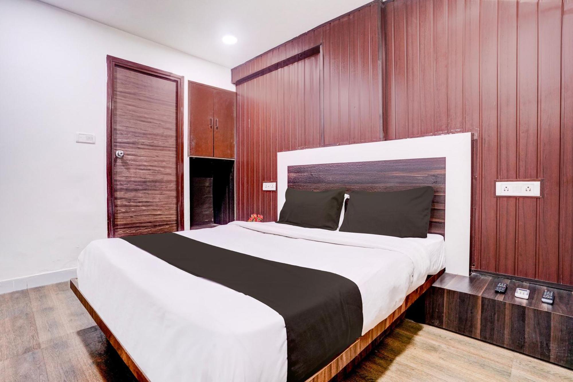 Super Collection O Lokhandwala Andheri West Formerly White Star Hotel 3*