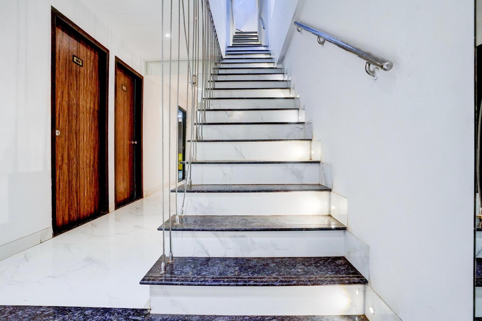 Hotel Super Collection O Lokhandwala Andheri West Formerly White Star Mumbai