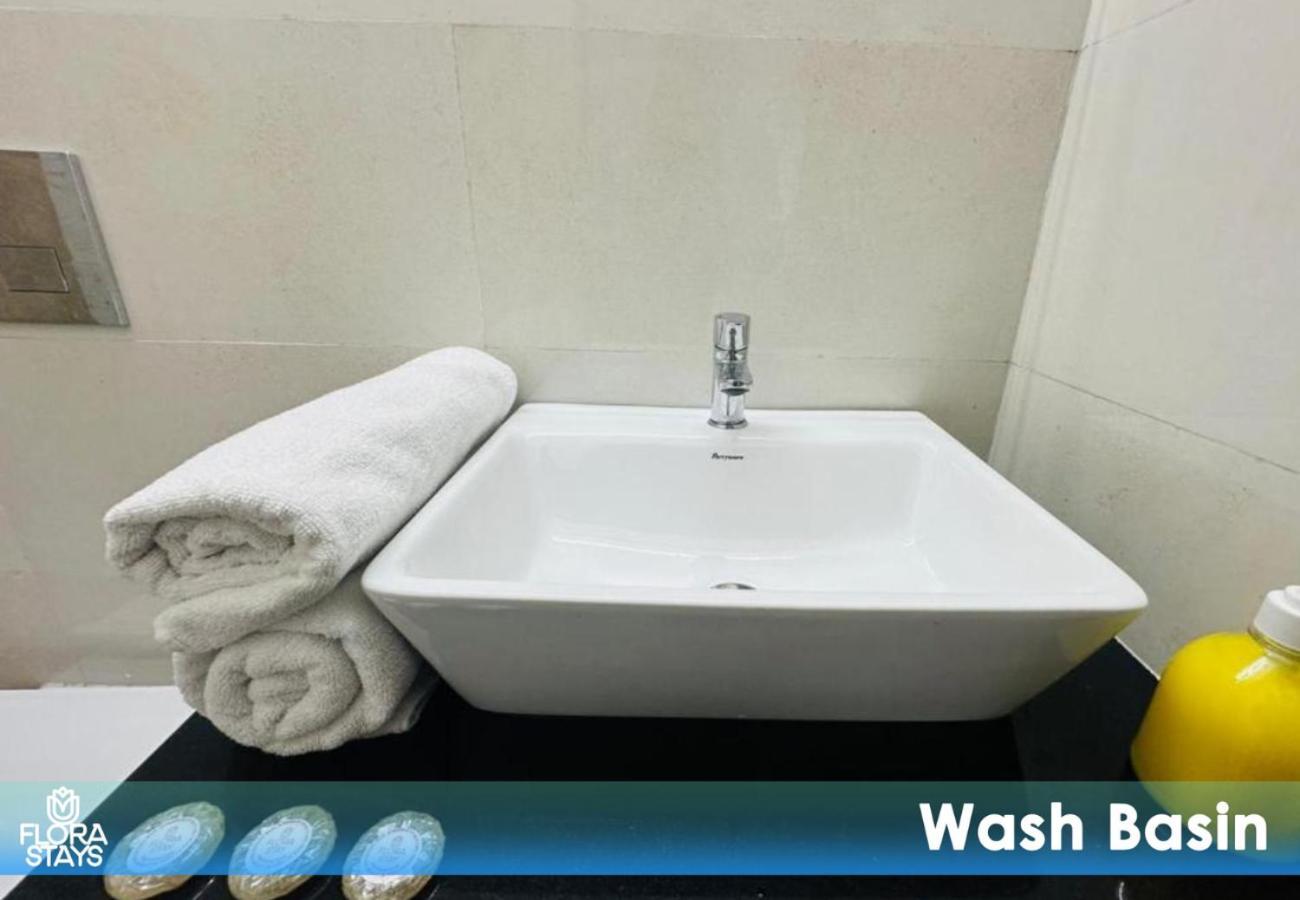 1br Service Aprt In Malad * Bombaim