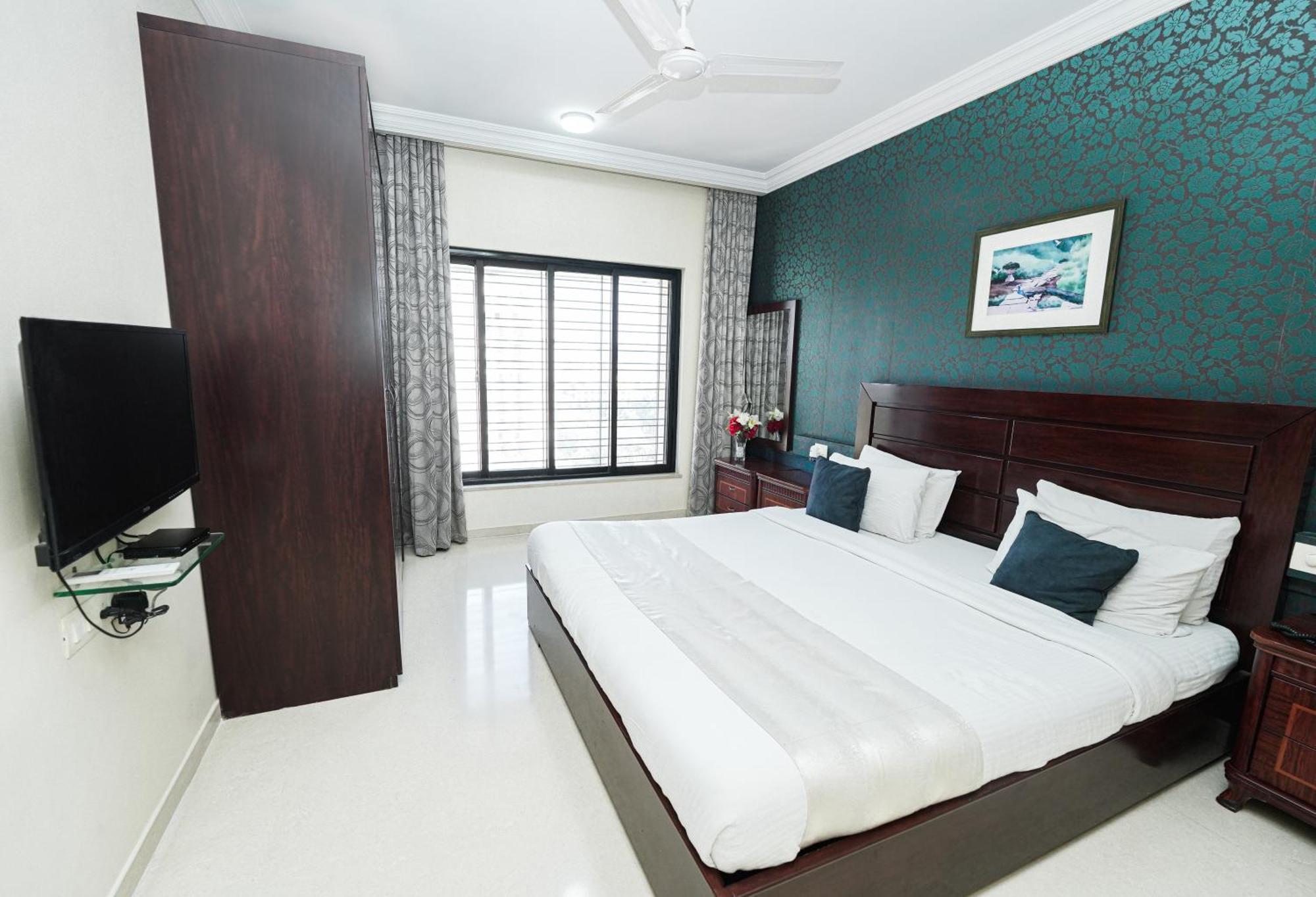 Lalco Residency Hotel 4*