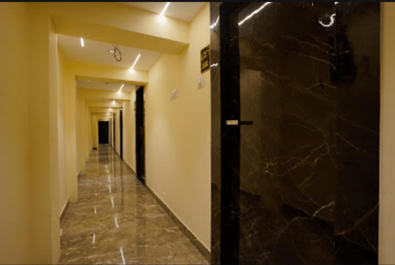Crystal Goregaon West Hotel 4*
