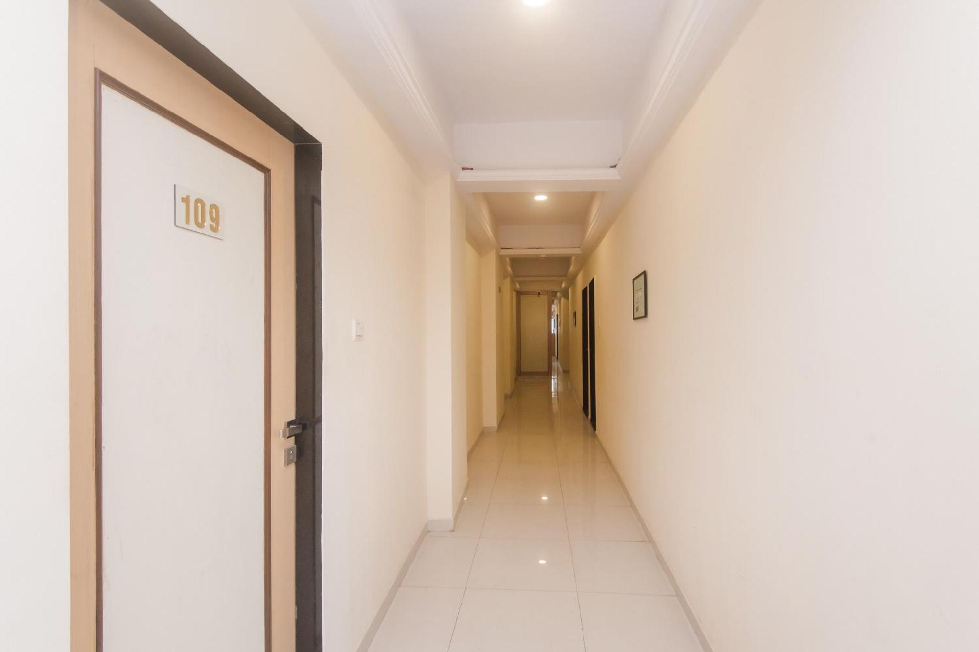 Capital O Orbit Near Infiniti Mall Hotel Bombaim