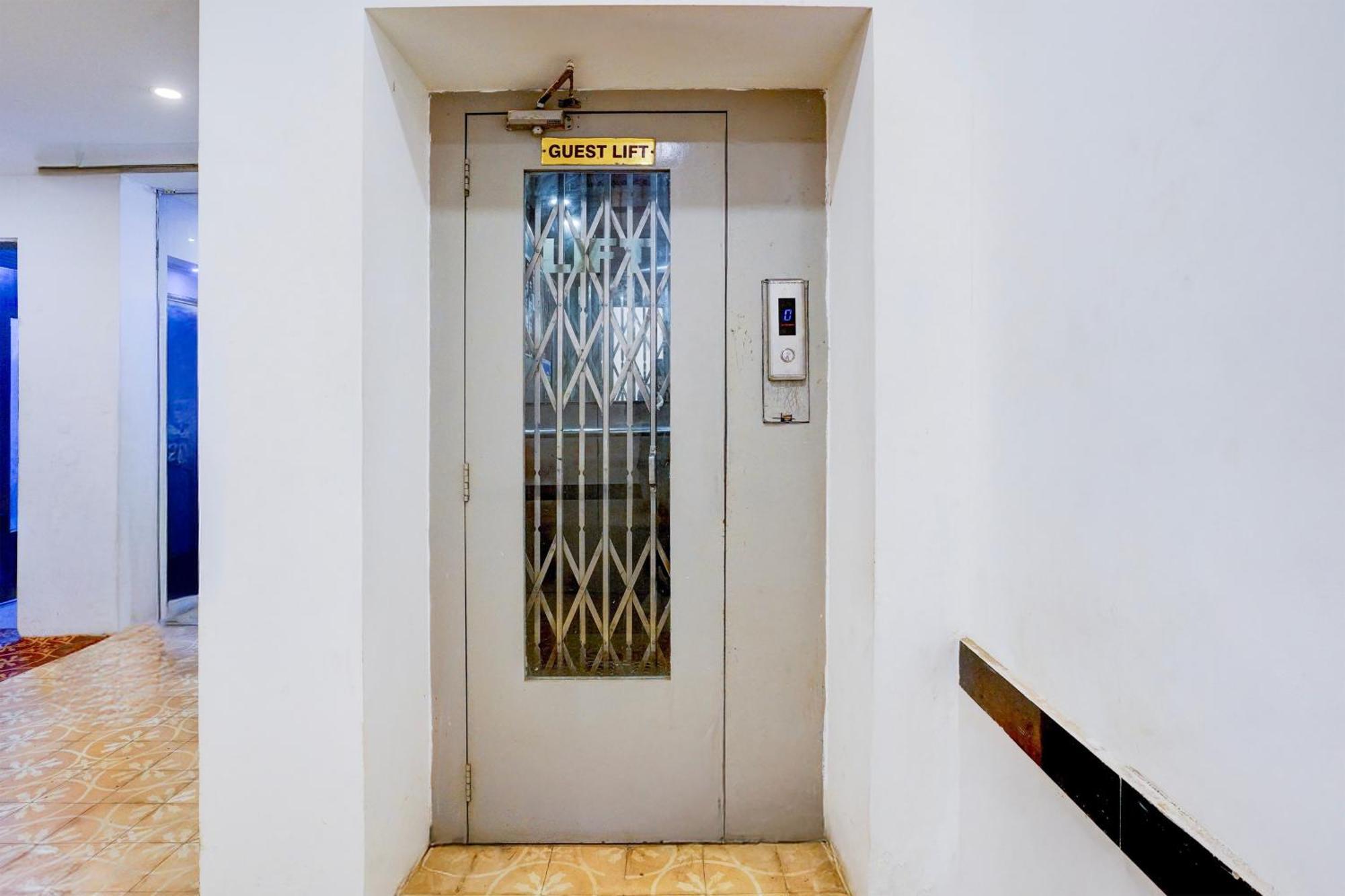 Super Townhouse Khar The Habitat Hotel