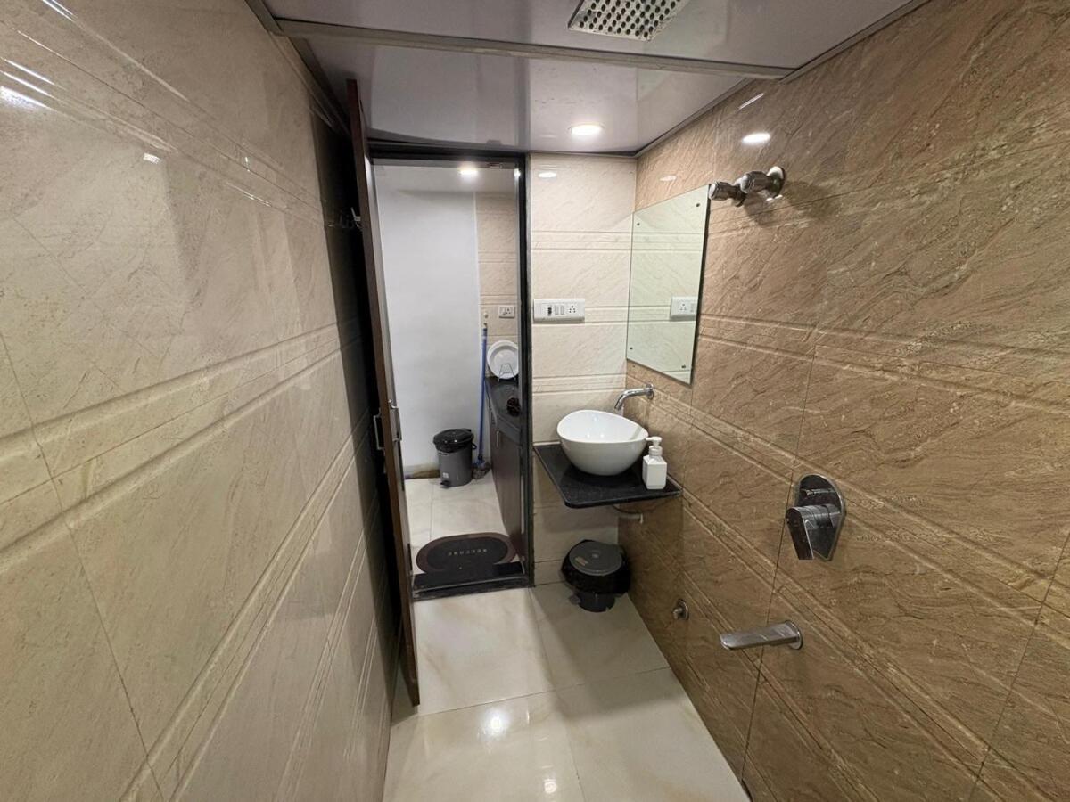 Apartment 6th Floor 1bhk Close To Bkc Mumbai