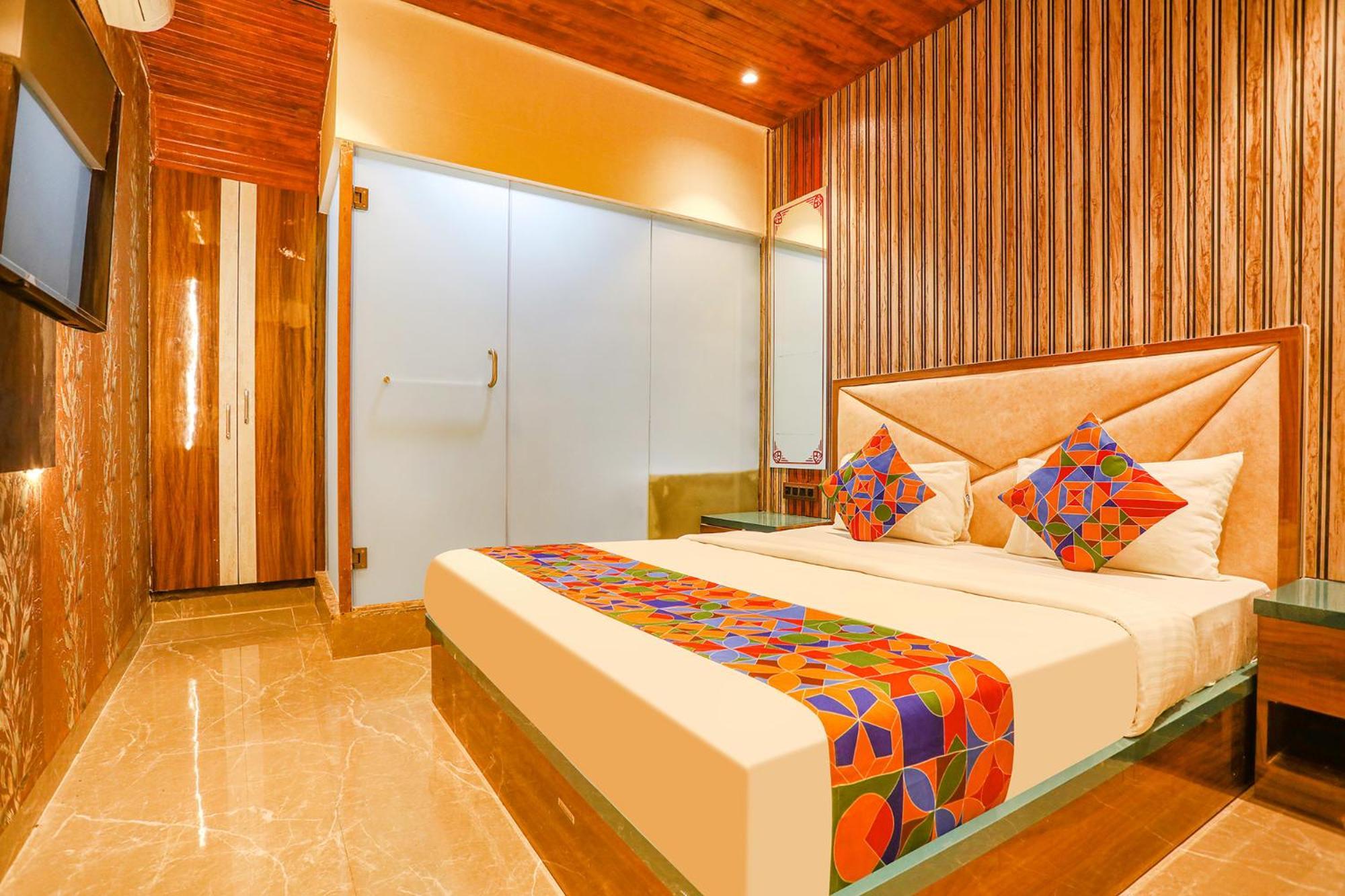 Fabexpress Versova Residency - Nr Kokilaben Hospital 3*