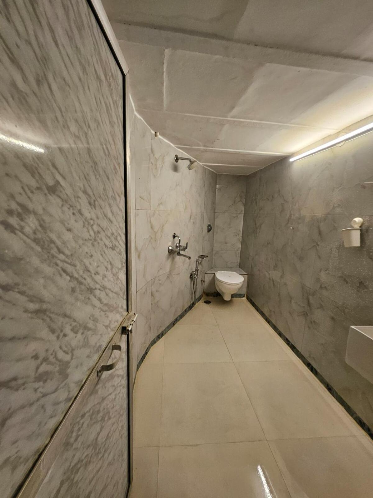Style 2bhk Raja House, Bandra * Mumbai