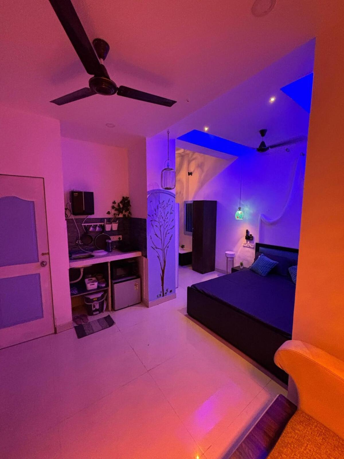 Ivy Splendour Blu Private Studio, Oshiwara,