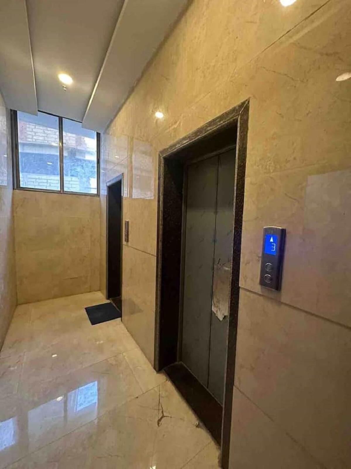 Ivy Splendour Blu Private Studio, Oshiwara, *