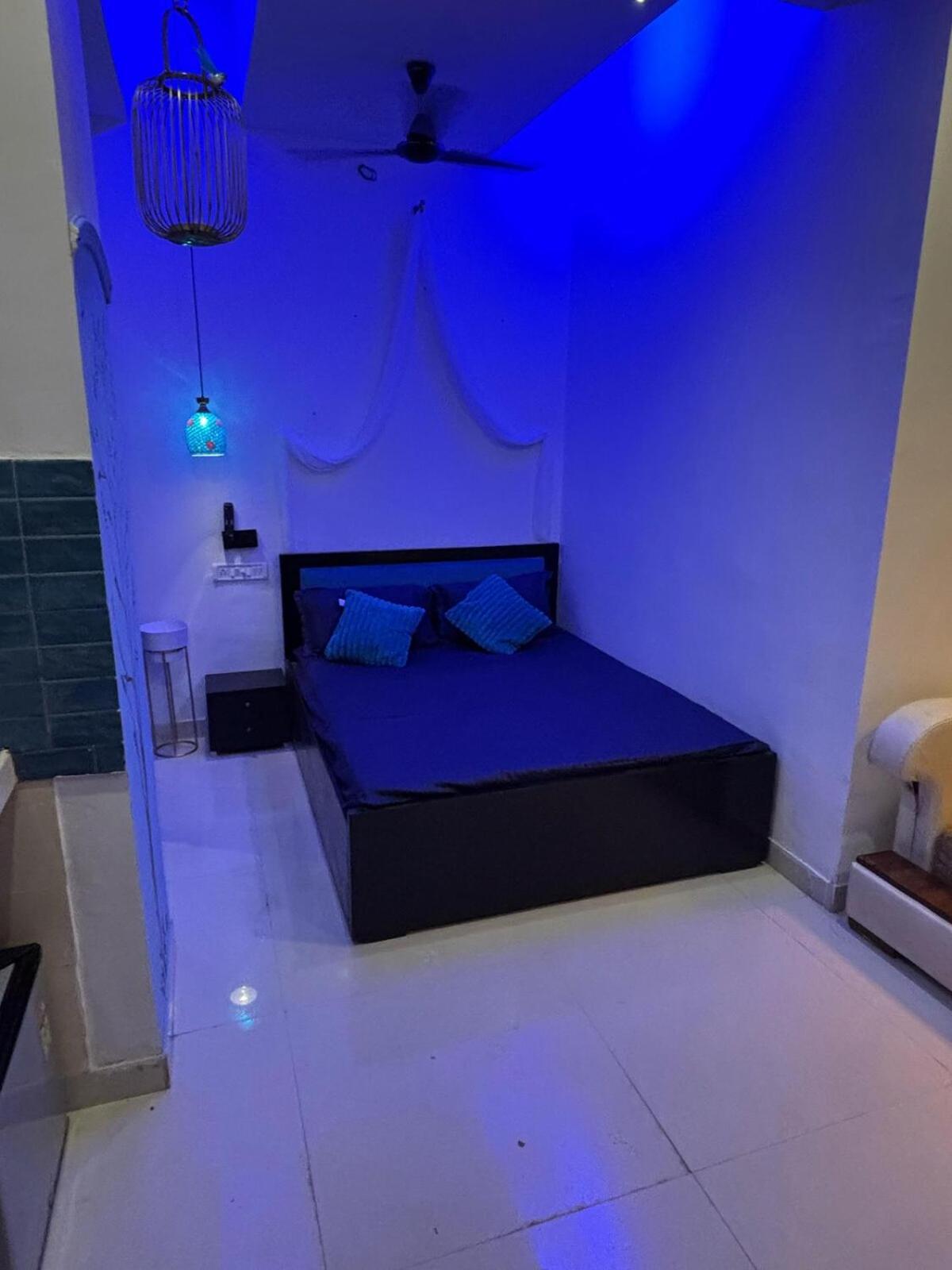 Ivy Splendour Blu Private Studio, Oshiwara,