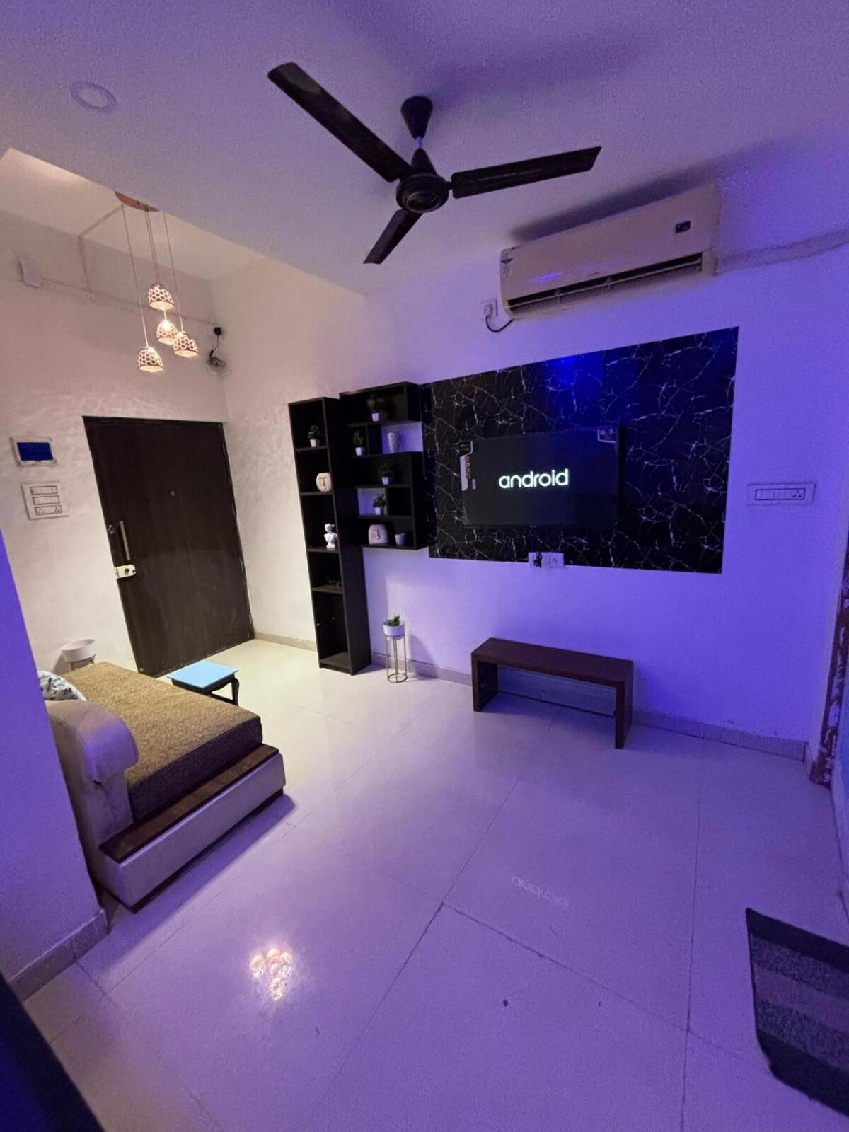 Ivy Splendour Blu Private Studio, Oshiwara,