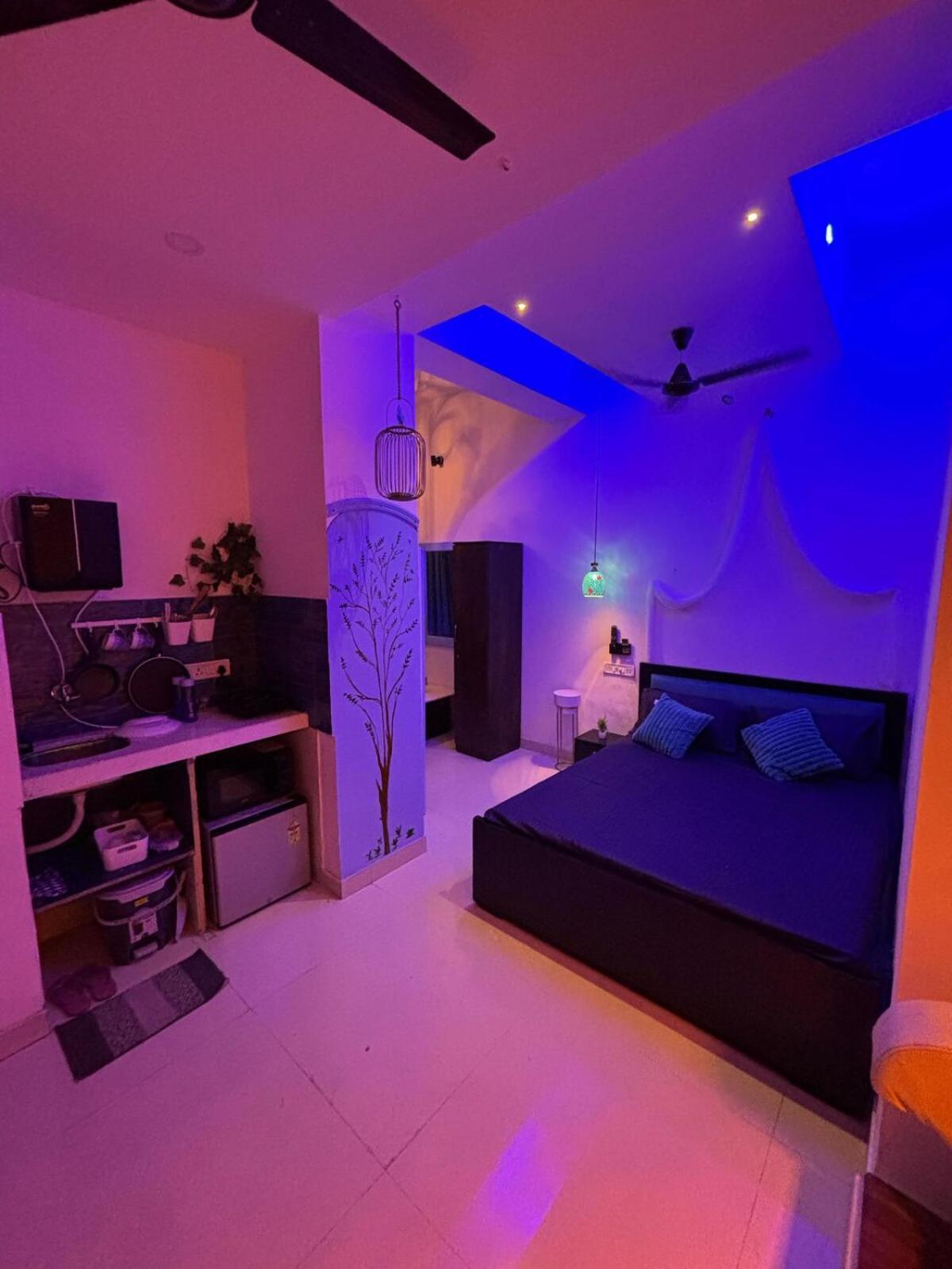 Ivy Splendour Blu Private Studio, Oshiwara,
