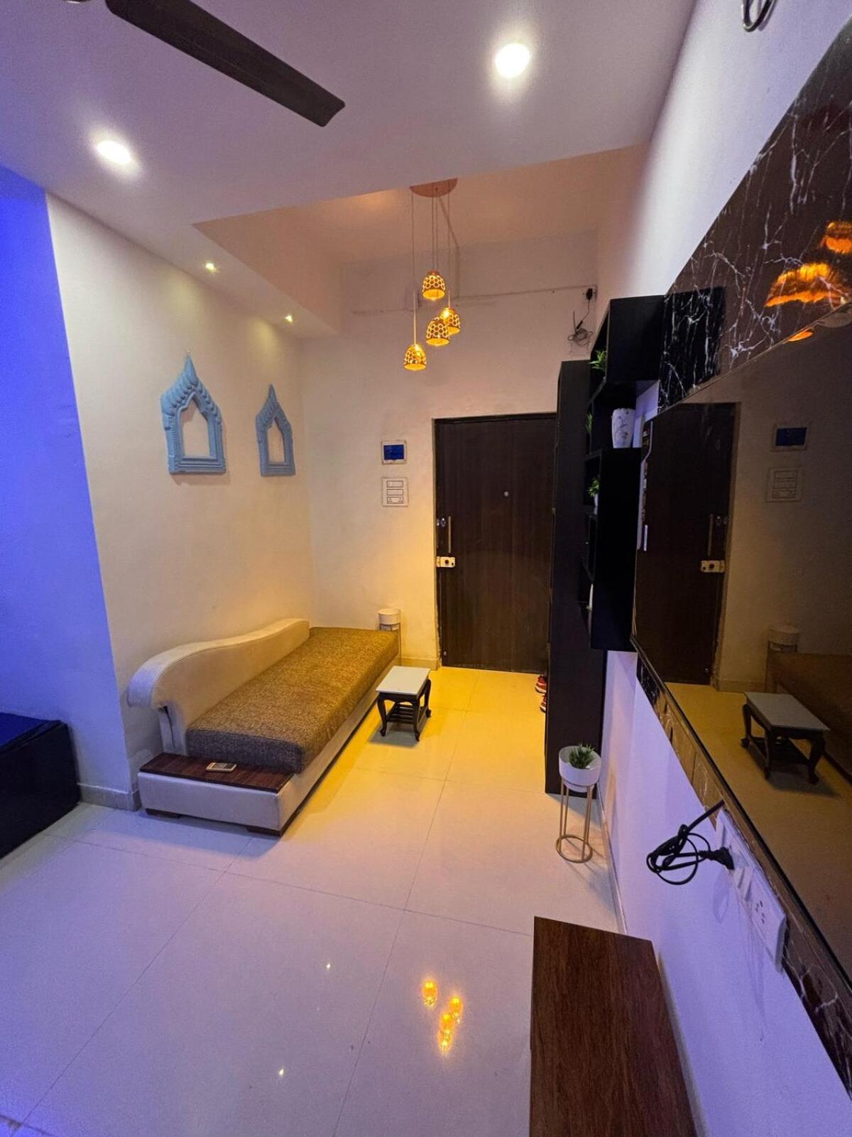 Ivy Splendour Blu Private Studio, Oshiwara,