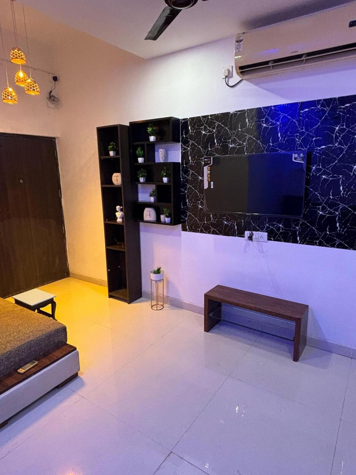 Ivy Splendour Blu Private Studio, Oshiwara,