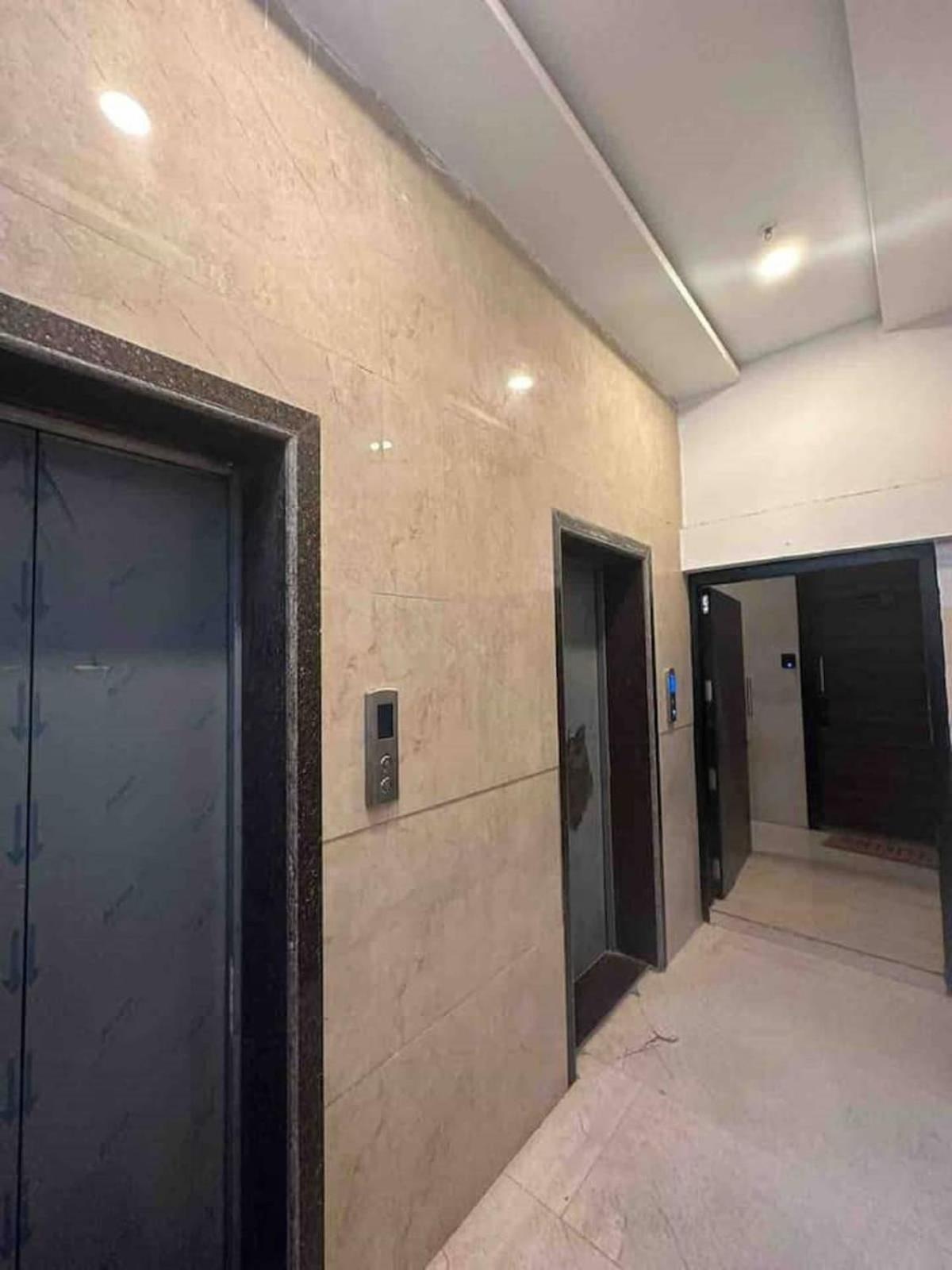 Ivy Splendour Blu Private Studio, Oshiwara, *