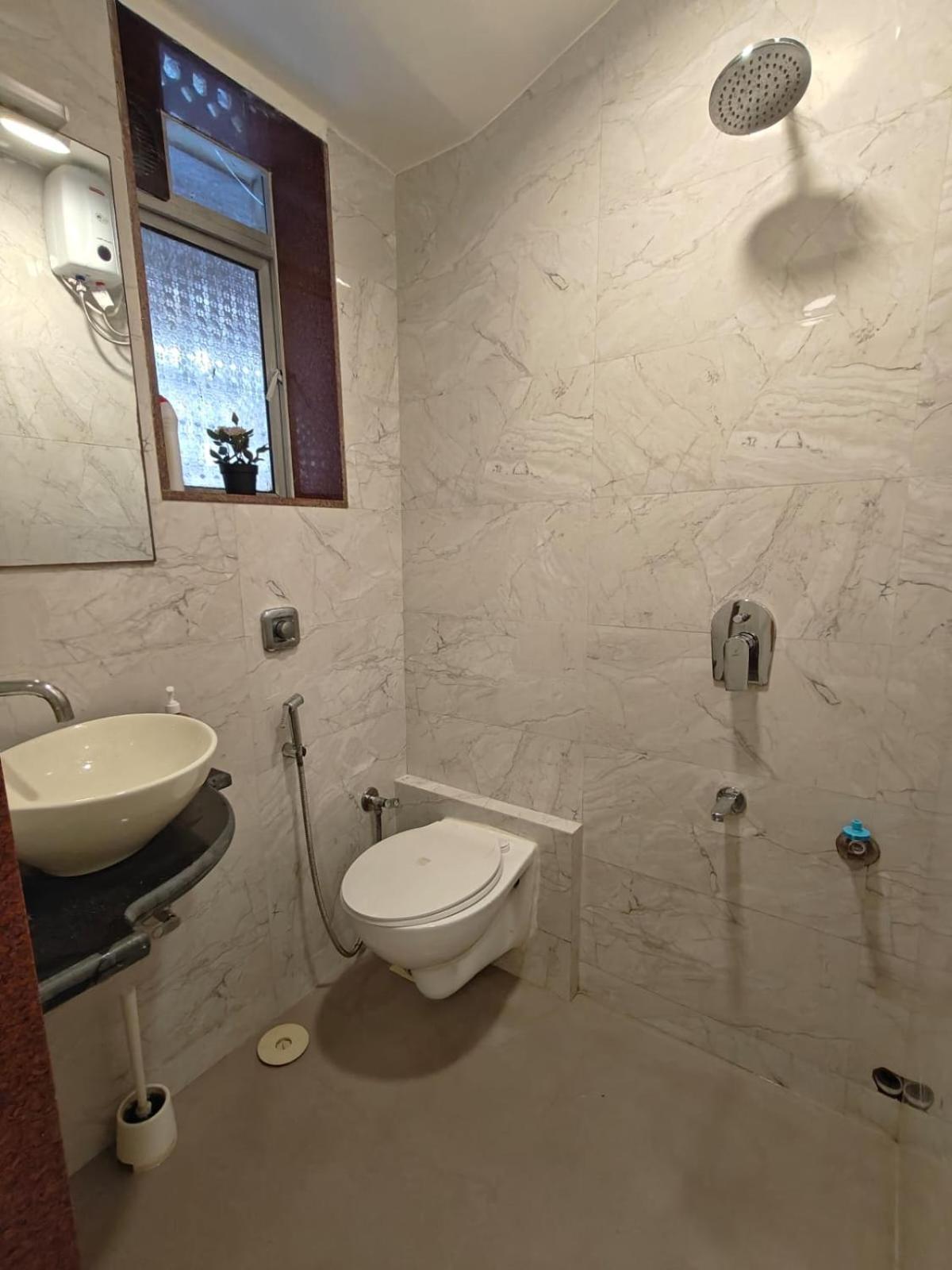 Spacious 1bhk Off Carter Road