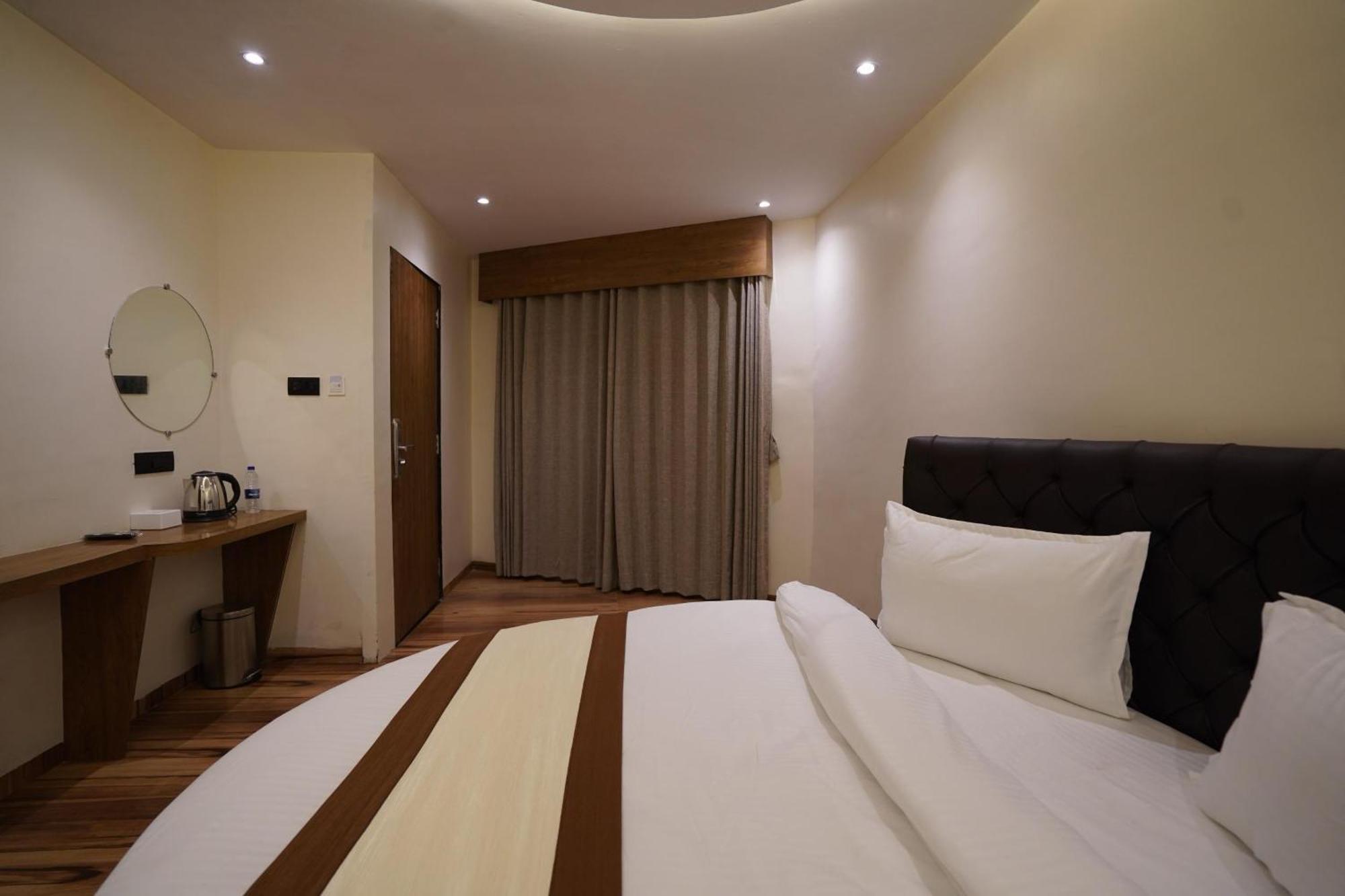 Lancaster Hotel