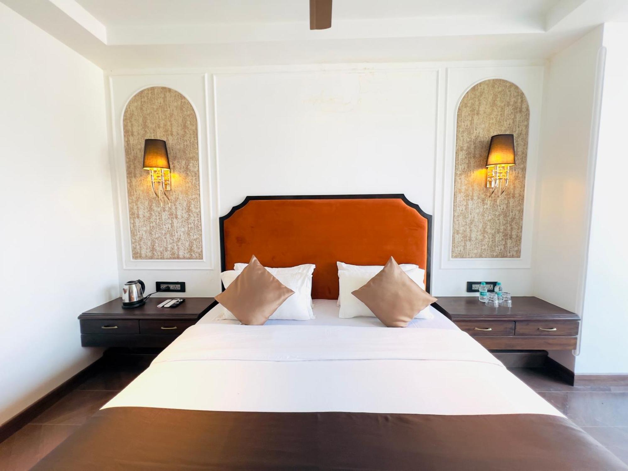 White Pearl - Colaba 3*