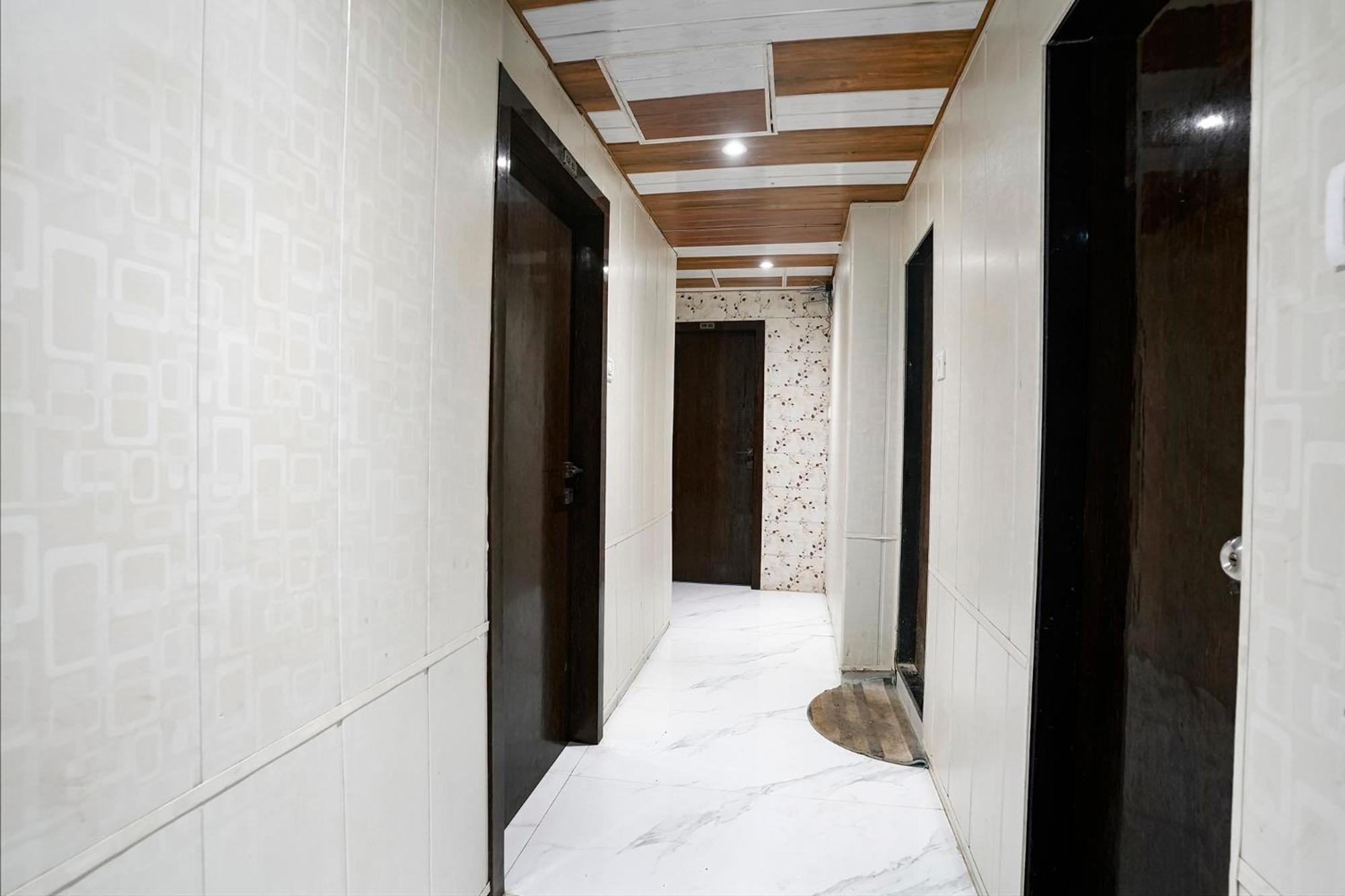 Hotel Fabhotel Hans Residency