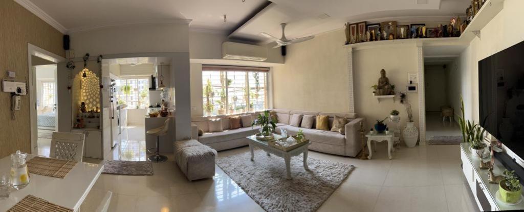 Lovely Two Bedrooms Huge In Apartment *