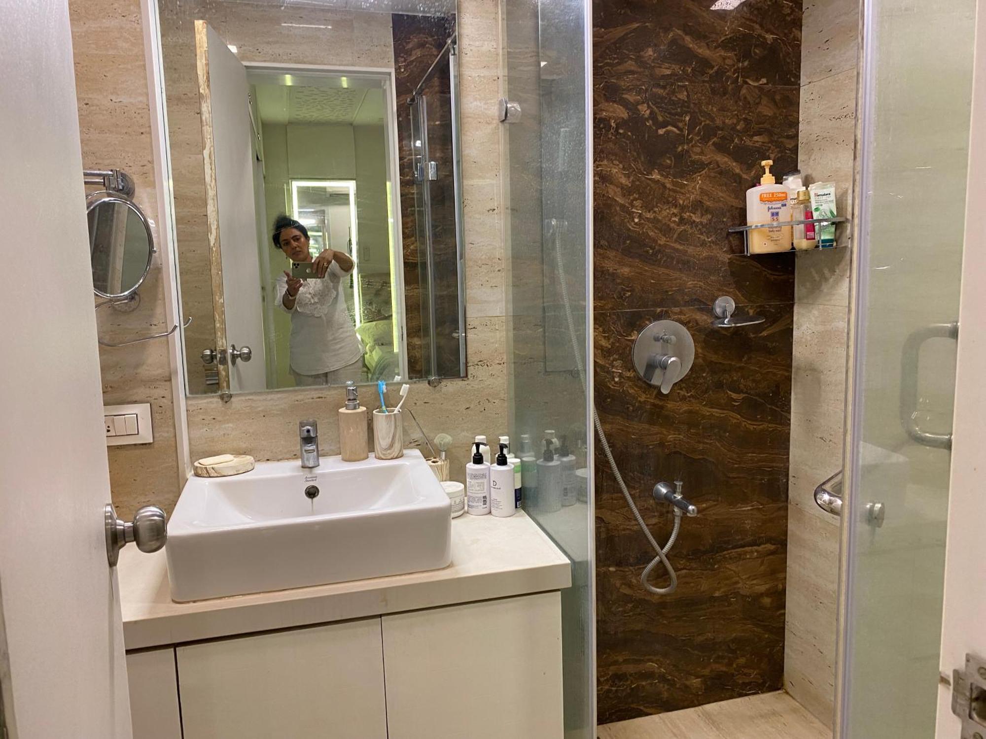 Lovely Two Bedrooms Huge In * Mumbai