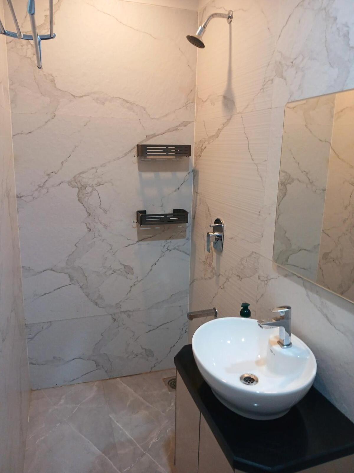 Whispering Woods - 2bed 2bath Lush Lakeside Apartment Mumbai