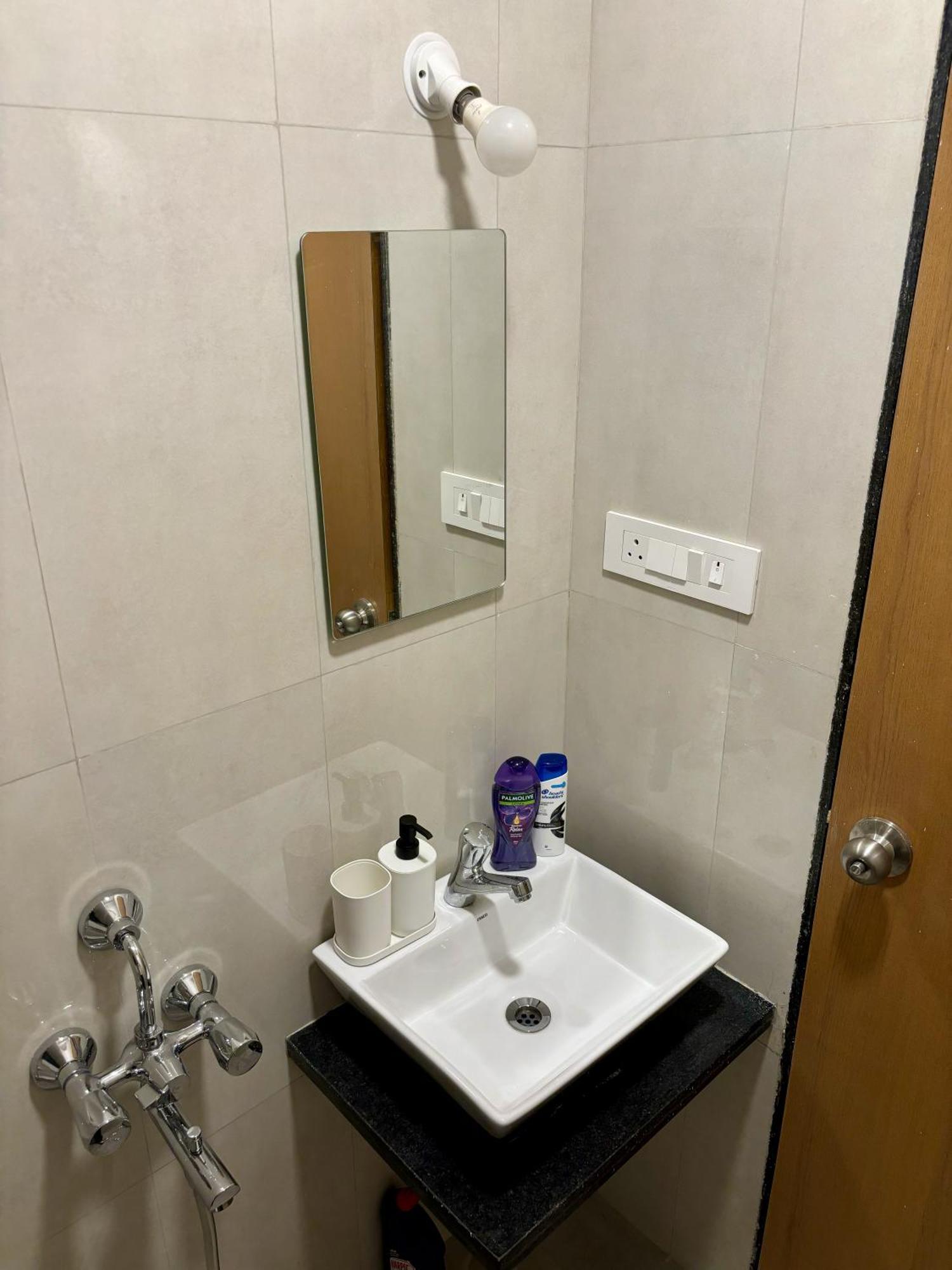 Apartment Vibrant 2 Bhk Near Airport
