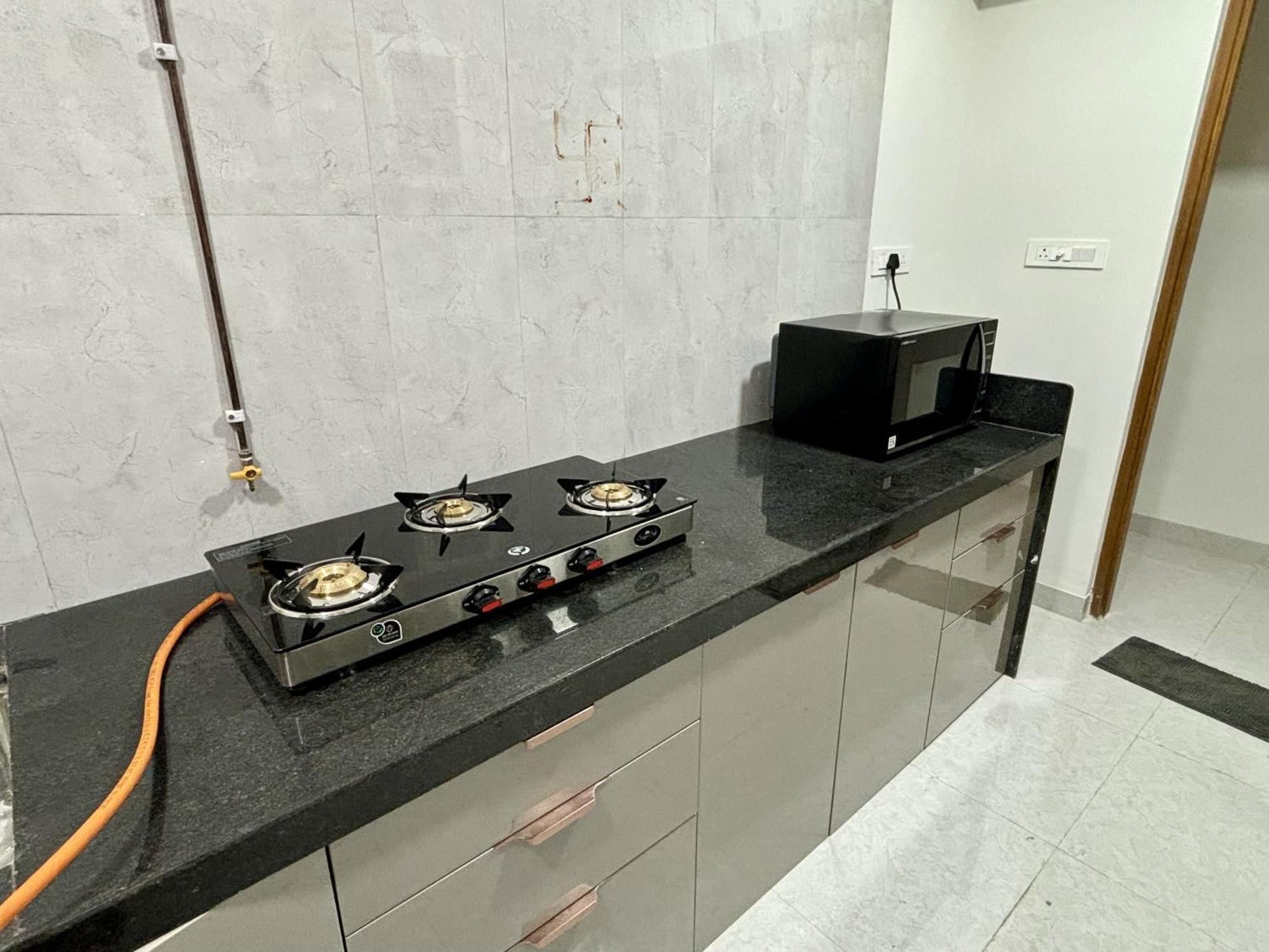 Apartment Vibrant 2 Bhk Near Airport *